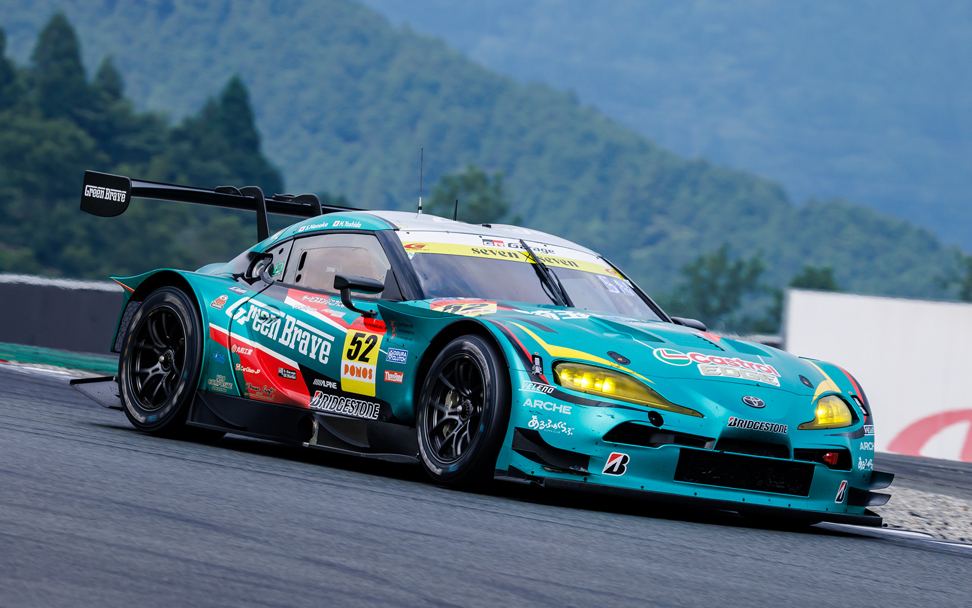 ギャンブル的な前2輪のみ交換という作戦を見事に成功させ優勝した52号車 Green Brave GR Supra GT（吉田広樹/野中誠太組、BS）