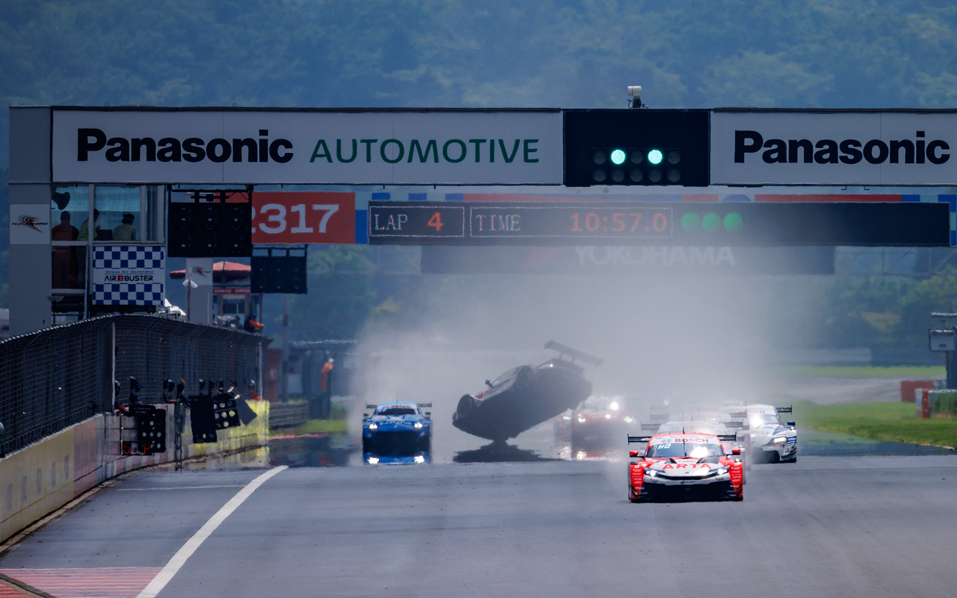 スーパーGT第4戦富士の決勝にて、スタート直後に起きたクラッシュシーン