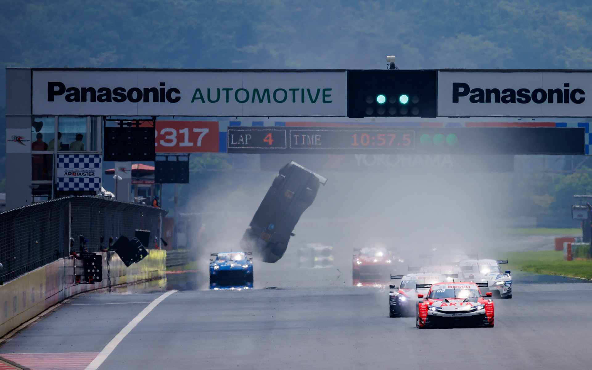 スーパーGT第4戦富士の決勝にて、スタート直後に起きたクラッシュシーン