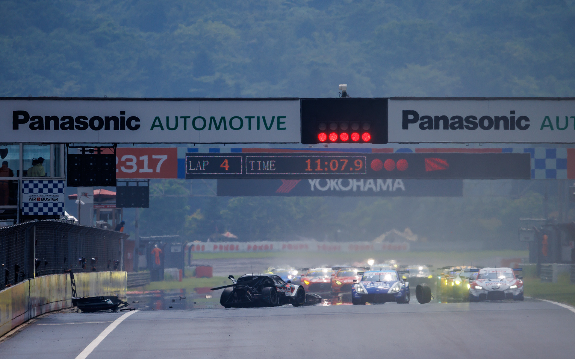 スーパーGT第4戦富士の決勝にて、スタート直後に起きたクラッシュシーン