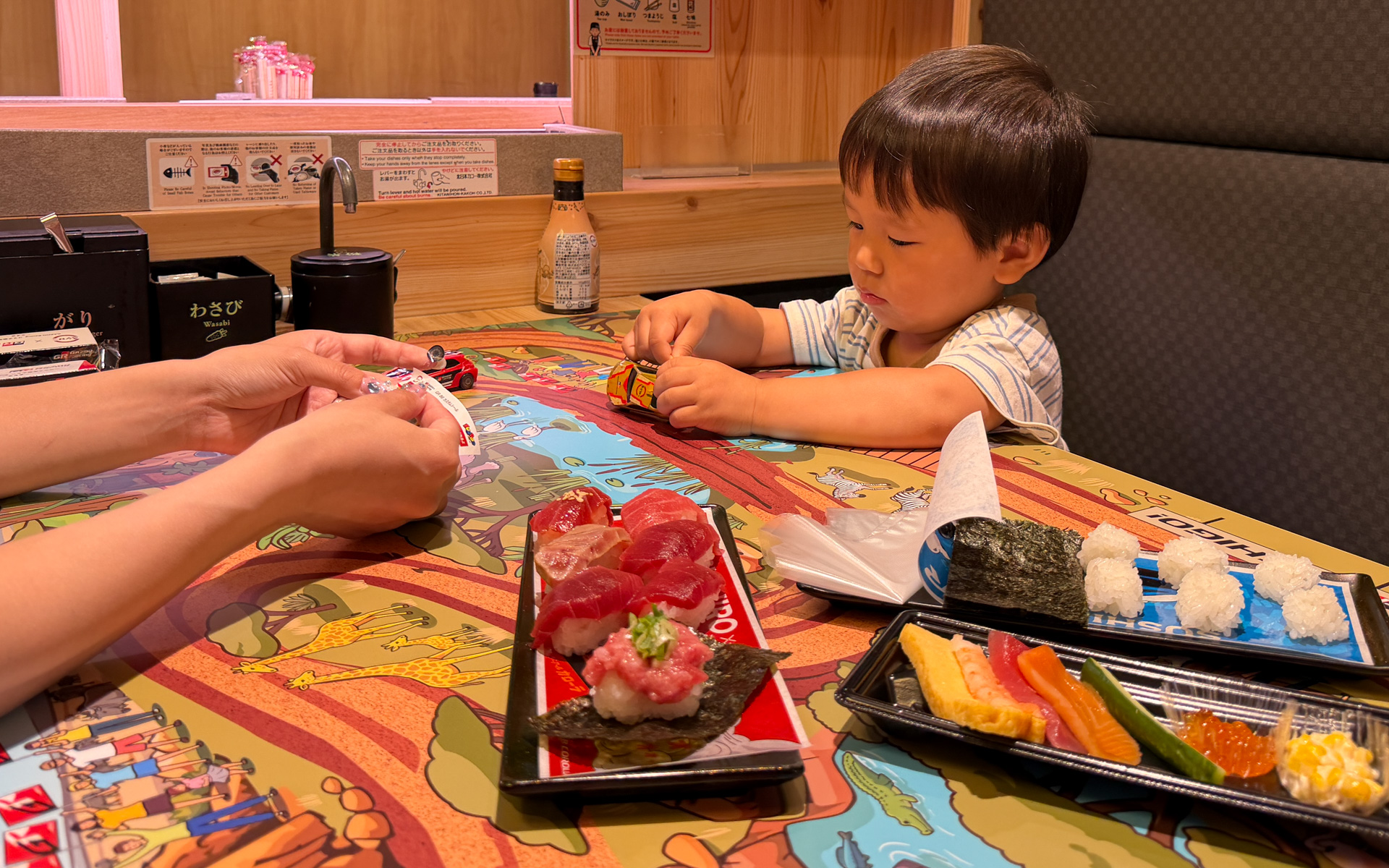 おすしもミニカーに見えてくるスケール感