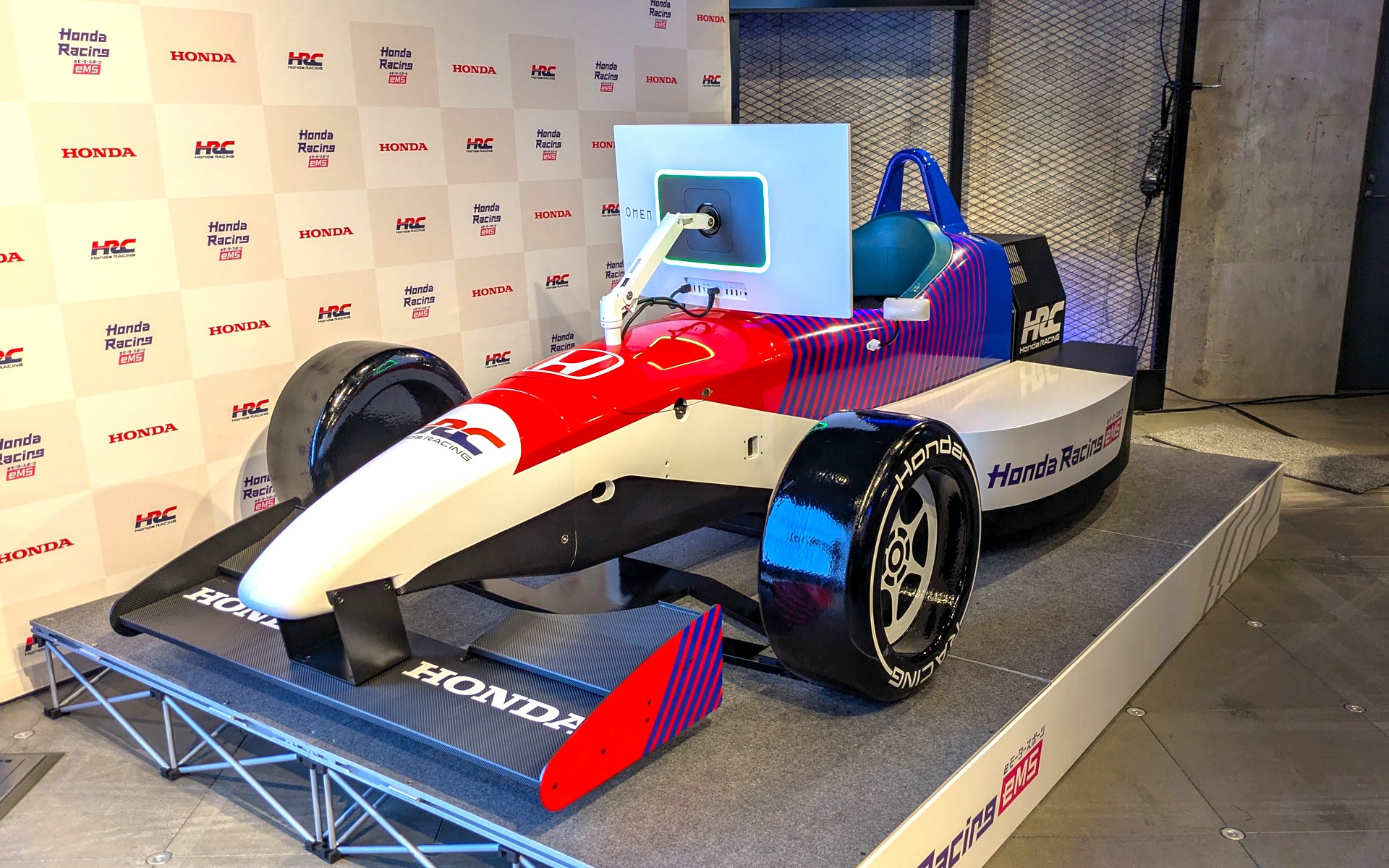 ドライビングシミュレーターの筐体「Honda eMS SIM-01」を河森正治氏がデザインする世界で1つの特別仕様が展示・販売される（画像は通常仕様の筐体）