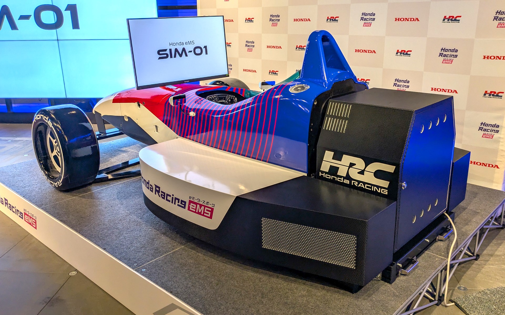 ドライビングシミュレーターの筐体「Honda eMS SIM-01」を河森正治氏がデザインする世界で1つの特別仕様が展示・販売される（画像は通常仕様の筐体）