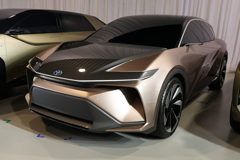 2019年に電動化戦略発表会で公開された車両。新型クラウン クロスオーバーの源流デザインと言われており、ここからハンマーヘッドデザインが始まった