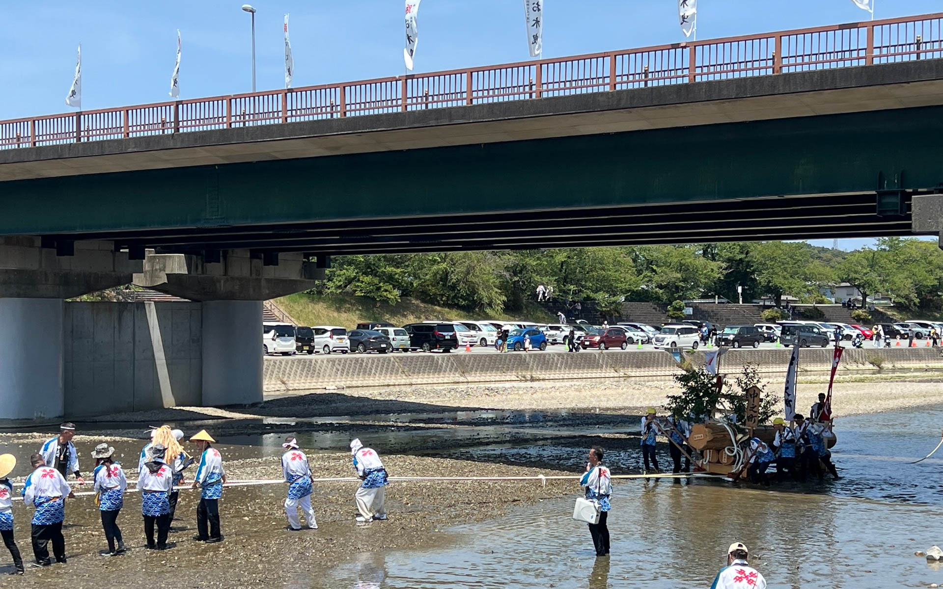 巨木を運びやすいように、ナビゲーター役の指示でときには五十鈴川の河原を通ることもあります