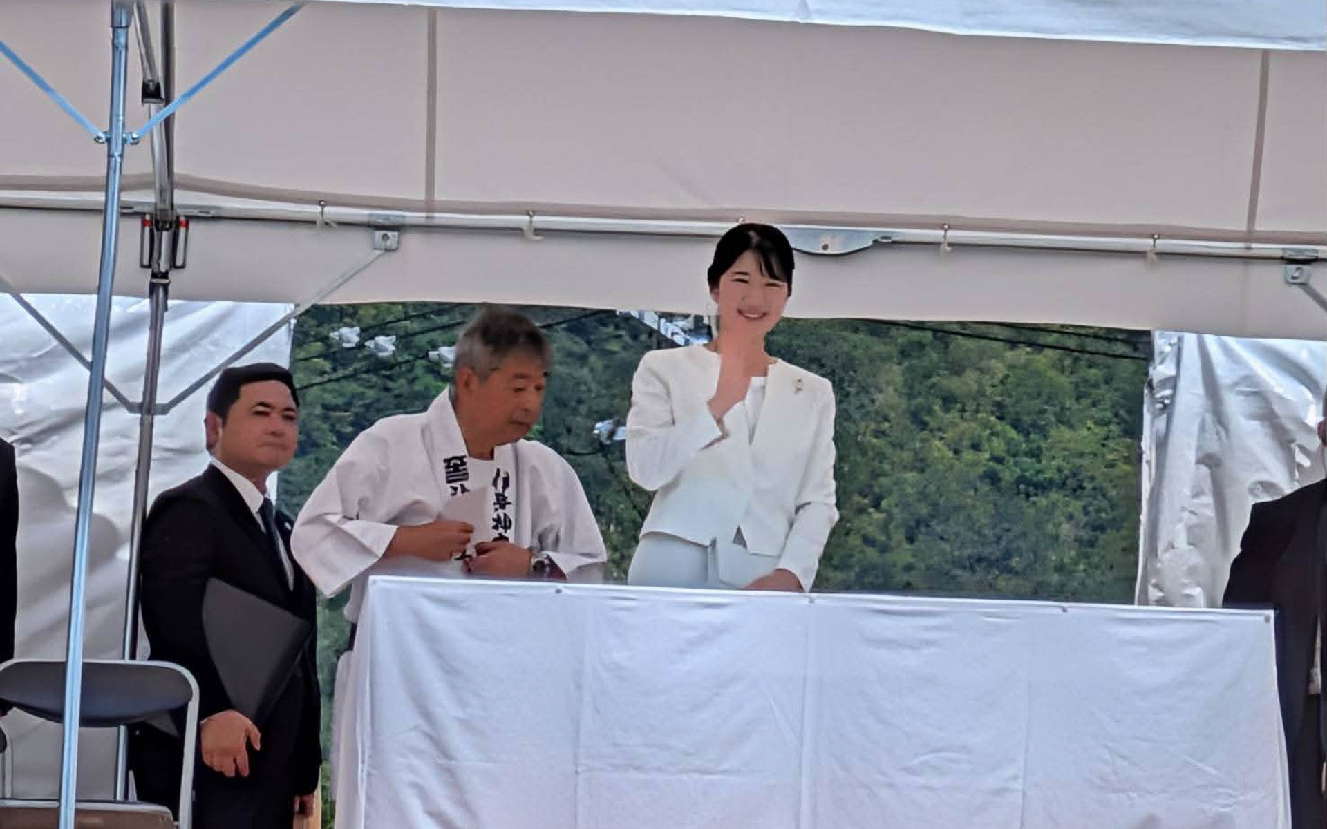 五十鈴川にかかった新橋の近くに特別席が設けられ、ご臨席になった愛子内親王から激励していただきました
