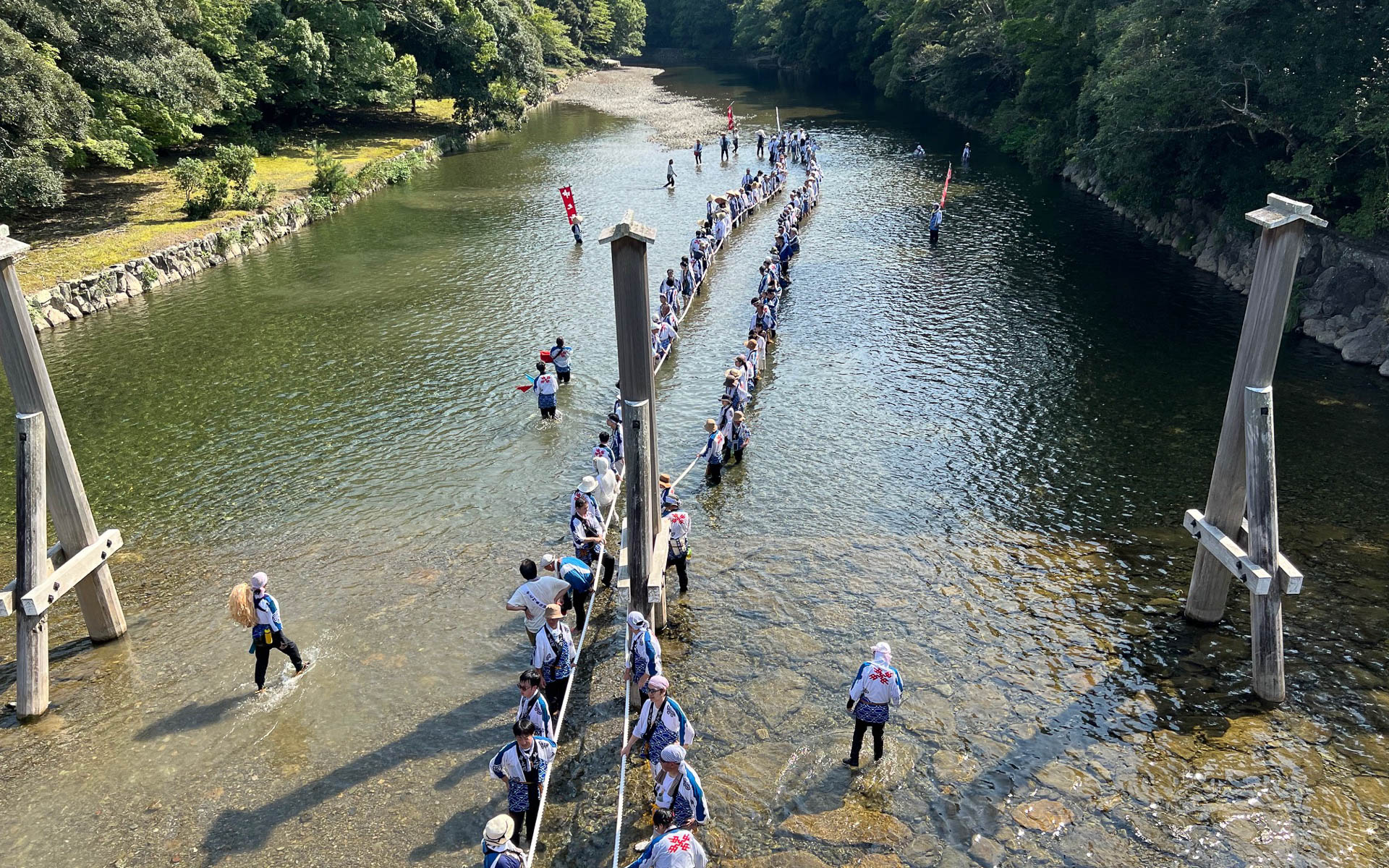 五十鈴川の木曳きの終点。内宮の鳥居近くでご神木を丘に上げ、ソリで曳きずって坂を上る。最後の力仕事の前に静かなひとときです