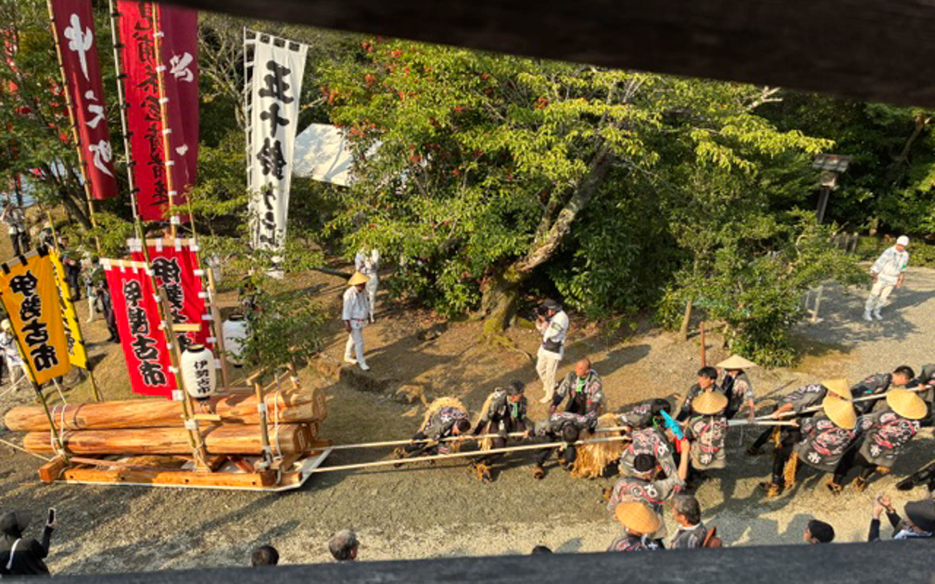 こちらは最後尾の町内がご神木を運び上げているところ。推察のようにご神木の後ろに伸びている2本の綱をコントロールすることで方向を変える。力も経験も必要な手だれです