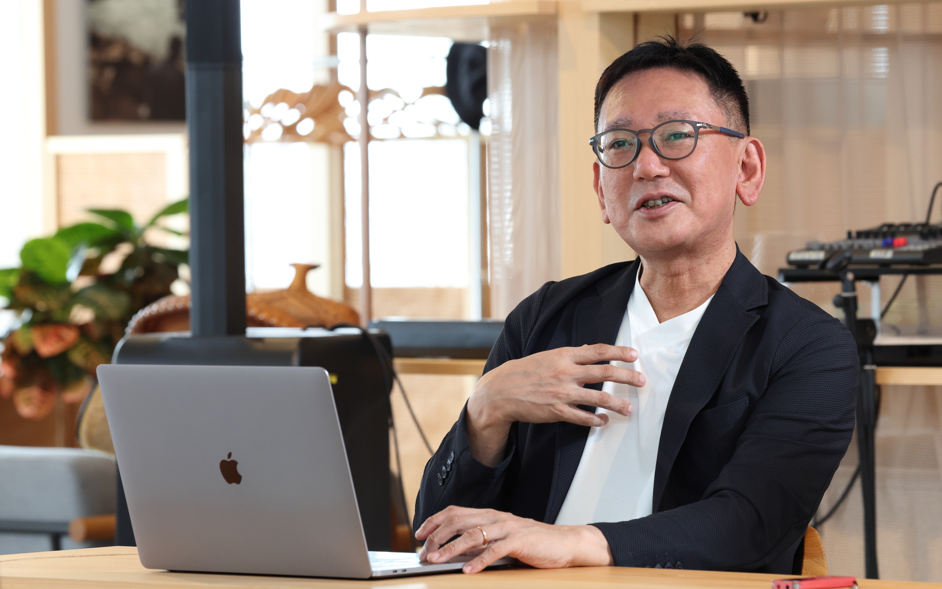 これまでさまざまなクルマの買い方をしてきたモータージャーナリスト橋本洋平氏が、今回の座談会で3人から話を引き出した