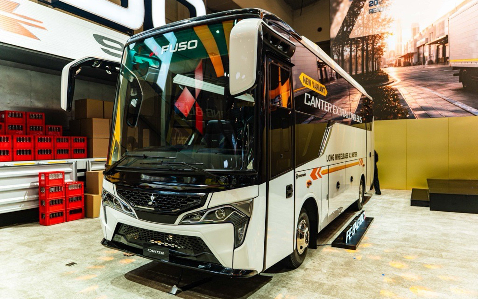 GIIAS 2026で展示された「キャンター・エクストラロングバス」