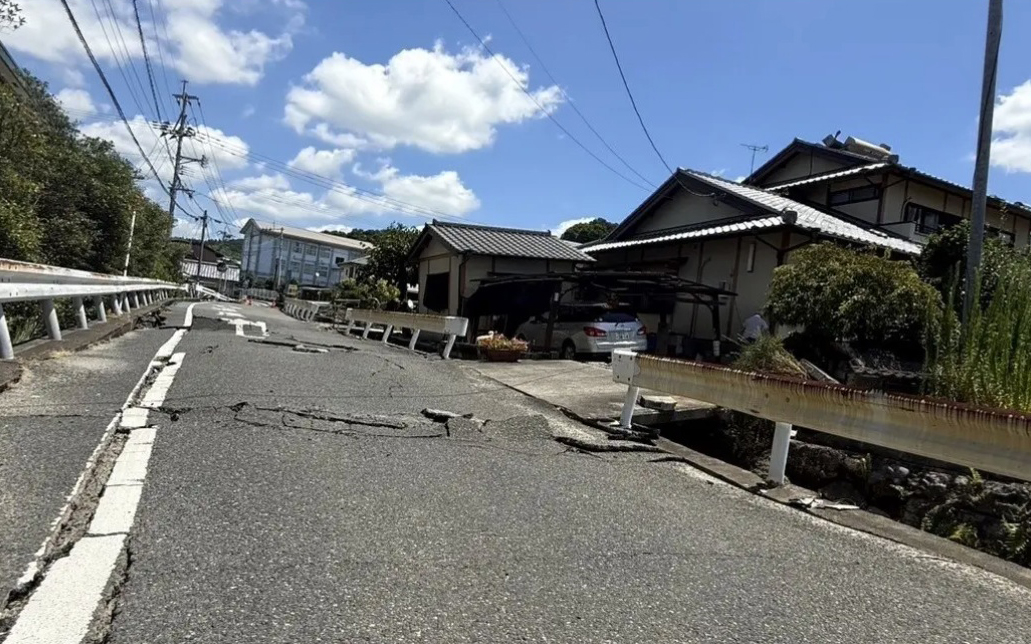 走行前のマイカー点検のポイントや車中泊避難時の健康管理に関する情報を公開