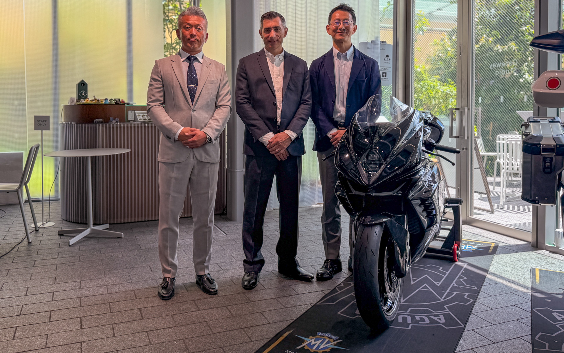 MVアグスタ「Motorcycle Art Gallery」オープニングセレモニー。写真は左から、株式会社オートグローバルコシダ 代表取締役社長 外山和也氏、MV Agusta Motor S.p.A.アジア・中東地域統括責任者 Maximilian Cole（マクシミリアン・コール）氏、株式会社コシダテック 欧州営業部 部長 高原成明氏