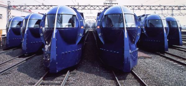 現行の「空港特急ラピート」の車両デザインは、プロダクトデザイナー・建築家である若林広幸氏によるもので、「アクセスロビー」「レトロフューチャー」「ダンディ＆エレガンス」をコンセプトに誕生。1995年には鉄道友の会による「ブルーリボン賞」を受賞。「ラピート」の愛称は、一般公募で寄せられた約3万通の応募の中から選ばれ、ドイツ語で「速い」を意味する