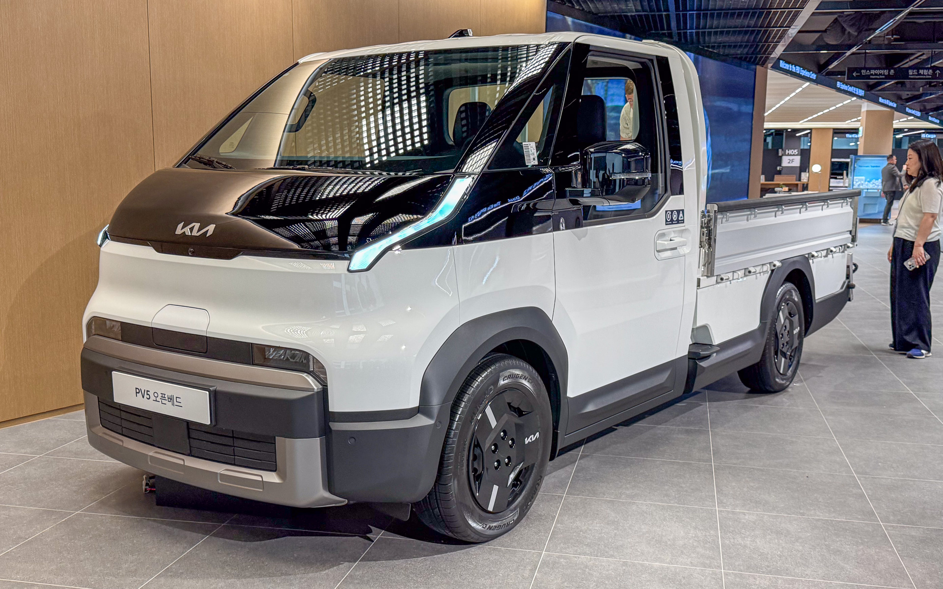 取材会場にはさまざまな車型の「PV5」が展示されていた