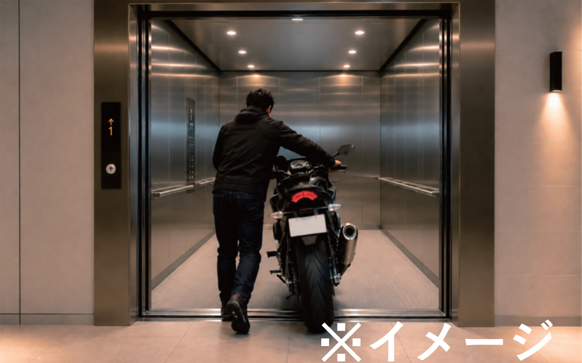 通り抜けでき、バイクや自転車も持ち込める大型エレベーター（AIで生成したイメージ。実際の建物・共用部・室内・設備・仕様・色彩などと異なる場合がある）