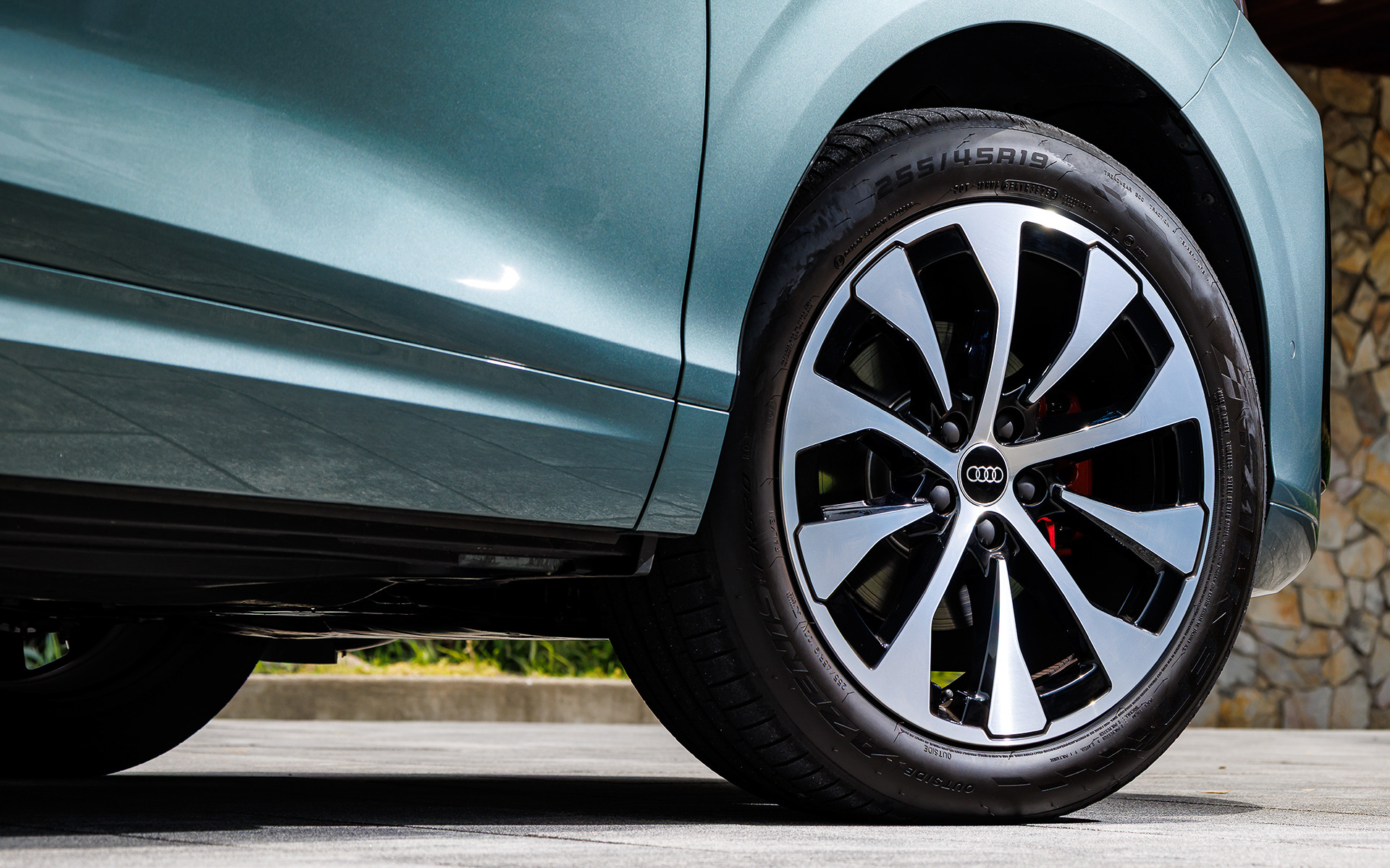 撮影車はS lineパッケージを装着するため、標準の18インチから19インチ（タイヤサイズ：255/45R19）へインチアップされるほか、Q3シリーズすべてのモデルにスポーティさを強調するレッドブレーキキャリパーを標準装備。リアまわりではディフューザーが高めに配されたバンパーを採用