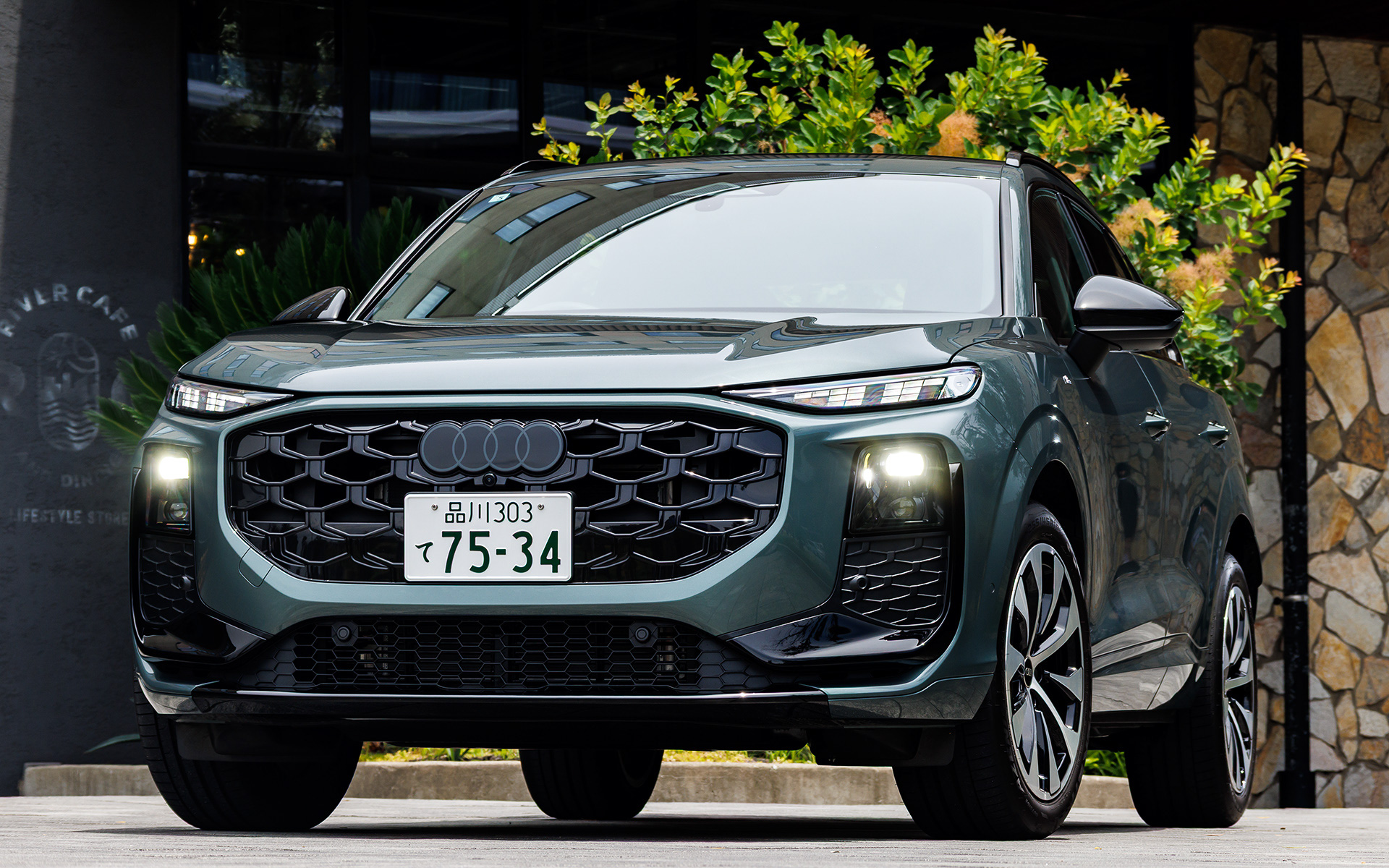 今回試乗したのは約6年ぶりにフルモデルチェンジし、2026年5月に登場したコンパクトSUV「Q3」。試乗車はベーシックな「Q3 TFSI 110kW advanced」（550万円）で、ボディサイズは4530×1860×1610mm（全長×全幅×全高）、ホイールベースは2680mm
