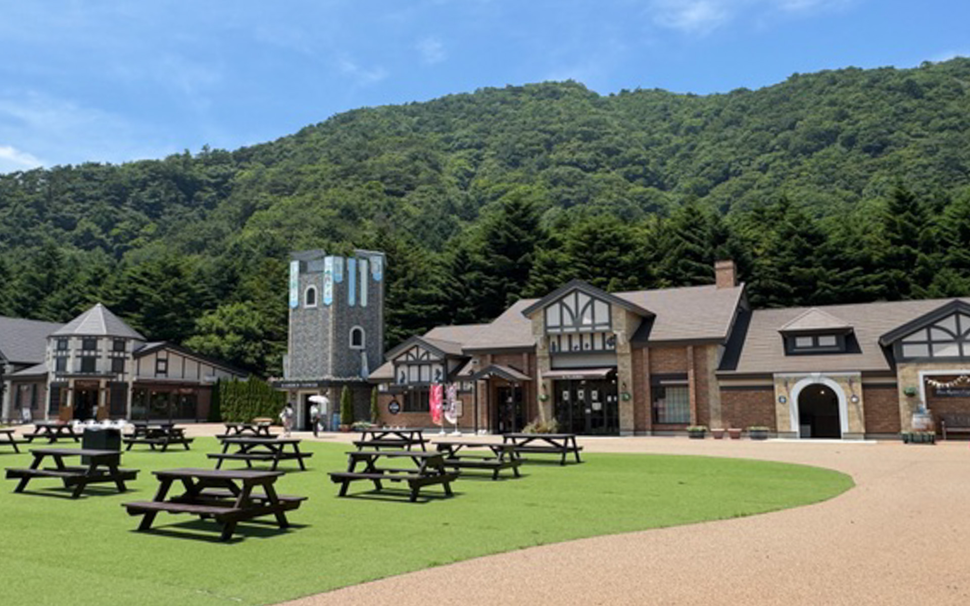 富士芝桜まつりで有名な富士本栖湖リゾートに、関東最大級の英国庭園を誇る「ピーターラビット・イングリッシュガーデン」がありました！　建物は左からカフェレストラン、展望塔、ショップ＆ギャラリー。ここだけ日本じゃないみたいです