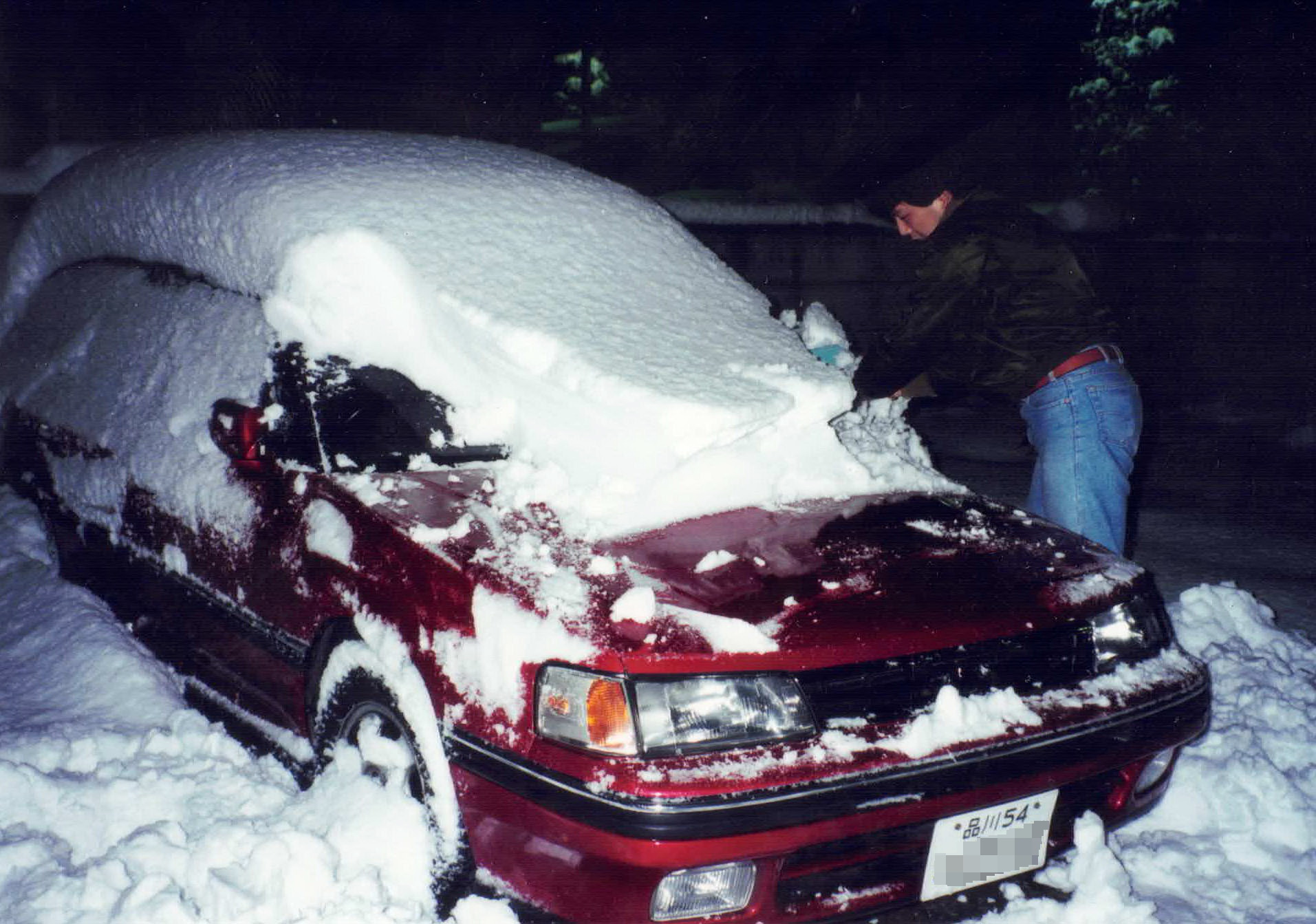 1994年2月の東京は大雪だったが、初代「レガシィツーリングワゴンGT」に積もった雪を下ろして外出できたフルタイム4WDの安心感は大きかった