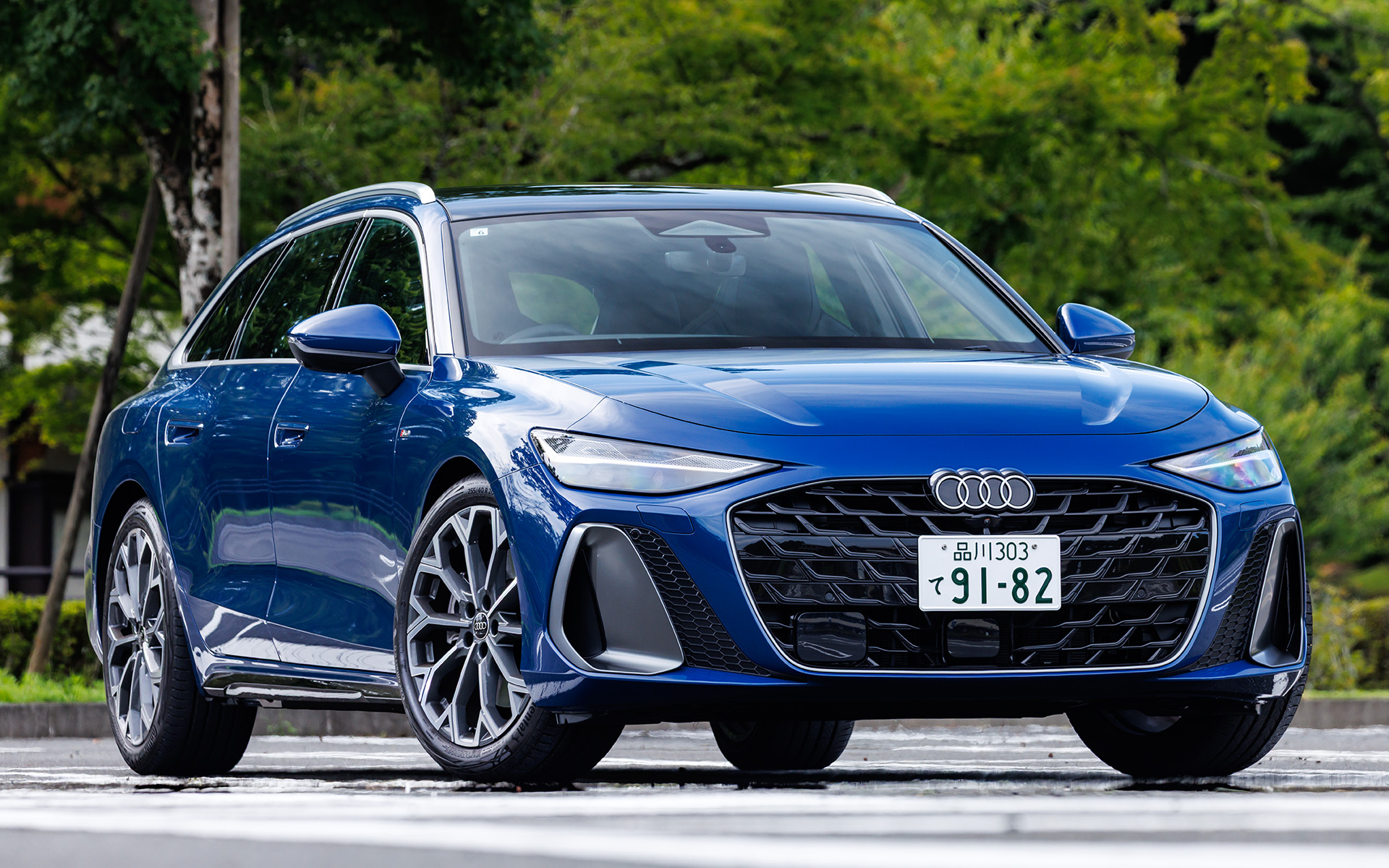 試乗車は「A6アバントTFSI quattro 200kW」で、ボディカラーのアスカリブルーメタリックはS lineパッケージの選択が必須となる。ボディサイズは5000×1875×1485mm（全長×全幅×全高）、ホイールベースは2925mm、車両重量は2050kg