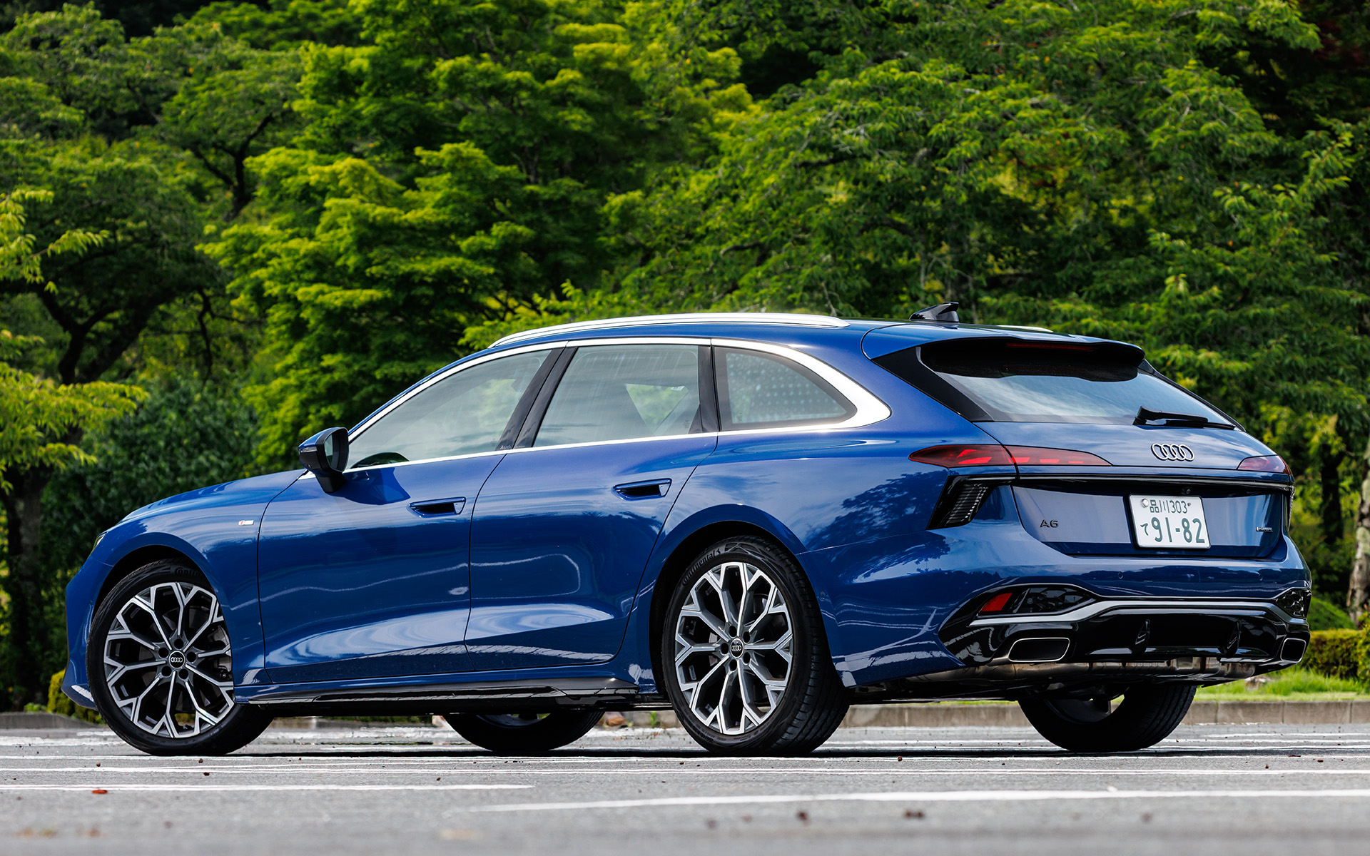 試乗車の装着オプションは「アスカリブルーメタリック」「S Lineパッケージ」「テクノロジーパッケージプロ」「MMI experience proパッケージ」「20インチアルミホイール」「スマートパノラマガラスルーフ」「アダプティブエアサスペンション/アウディドライブレセクトアシスタント」で計357万円。車両本体が927万円なので、合計1284万円