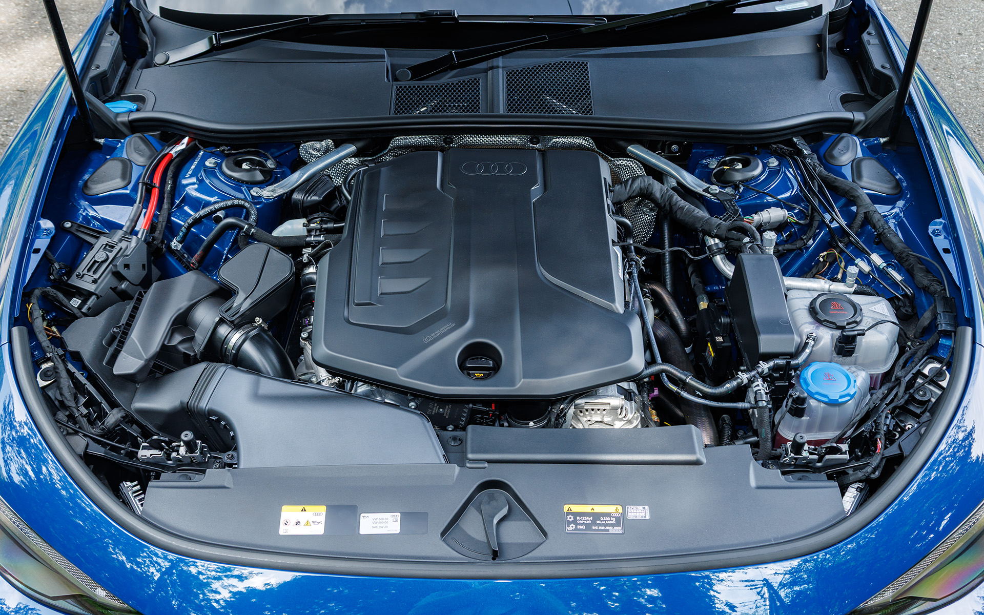 試乗車A6アバントTFSI quattro 200kWのパワートレーンは、最高出力200kW（272PS）/5000-6,500rpm、最大トルク400Nm/1600-4500rpmを発生する直列4気筒2.0リッターDOHCインタークーラー付きターボチャージャーガソリンエンジンと、7速Sトロニックトランスミッションの組み合わせ。WLTCモード燃費は14.8km/L