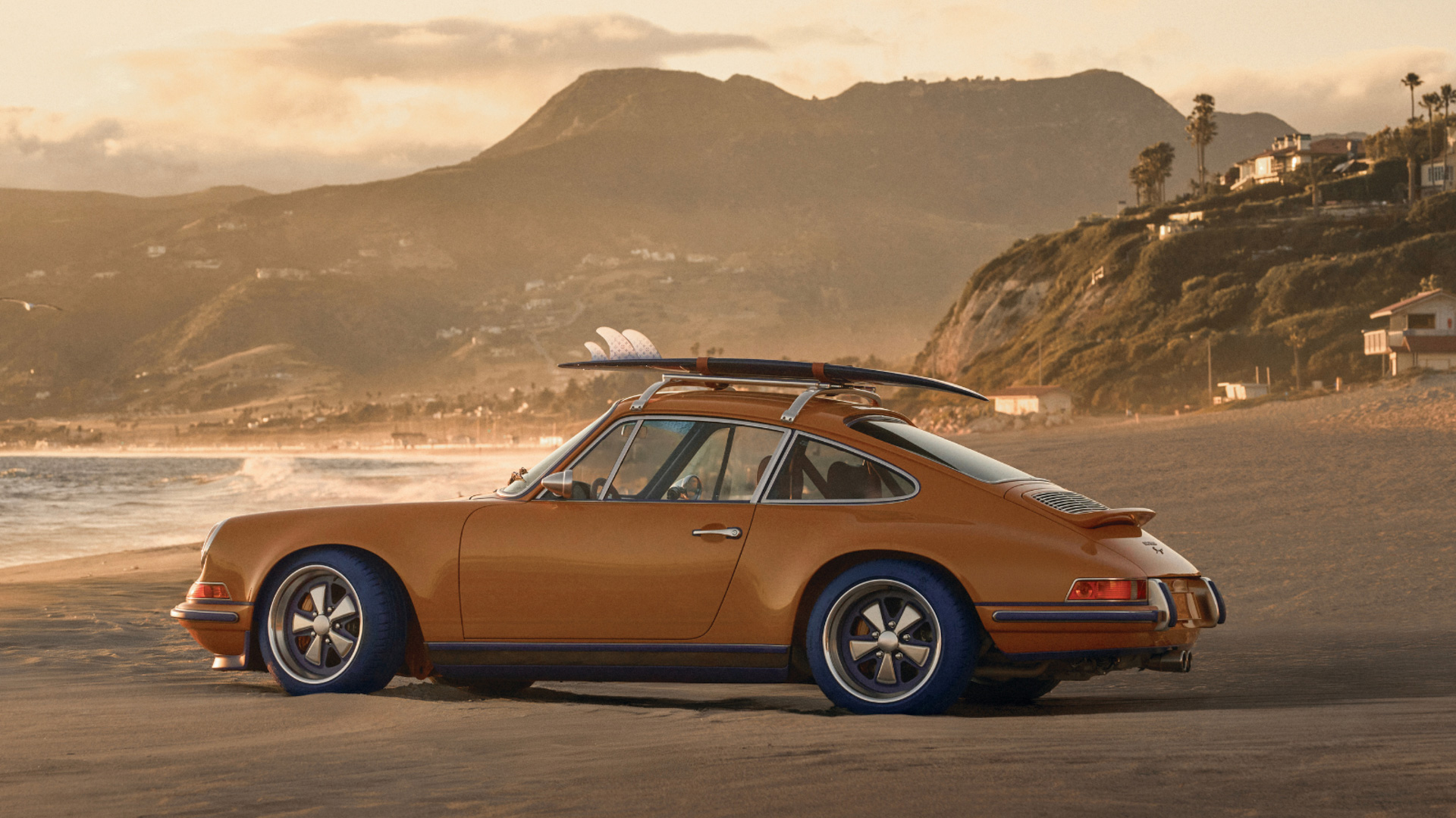 ルーフラックとサーフボードが装着された「Porsche 911 Reimagined by Singer - Classic」