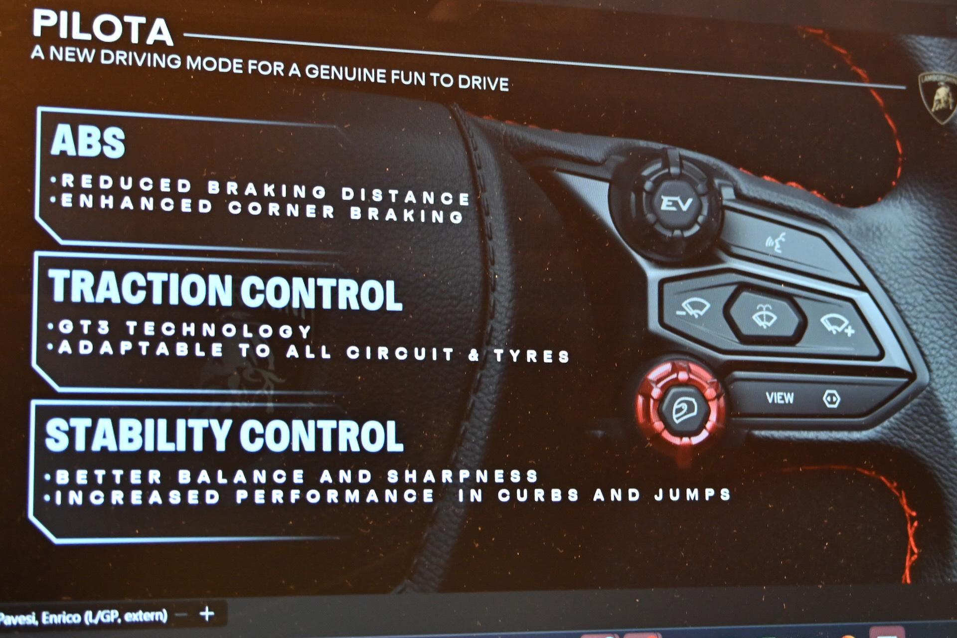 「CORSA」モード選択時に、ステアリングの「ヘルメットマーク」のボタンを押すことで起動する「Pilota」モード