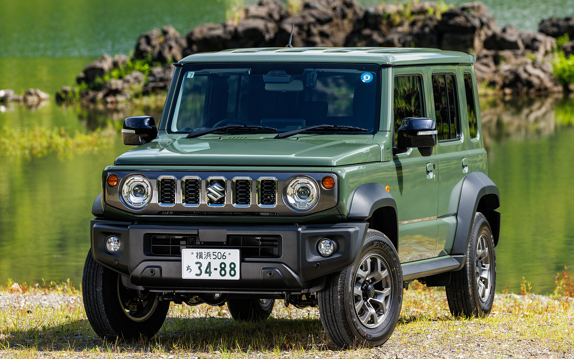 ジムニーノマドは「FC」のみのワングレード展開で、価格は5速MT車、4速ATともに292万6000円。「本格的な悪路走破性を持つ5ドアコンパクトクロカン4×4」をコンセプトに、悪路走破性を維持しつつ、リアドアの採用やホイールベースの延長などにより、後席の居住性・快適性を向上し、4人乗りを実現した。ボディサイズは3890×1645×1725mm（全長×全幅×全高）、ホイールベースは2590mm。車両重量は5速MT車が1200kg、4速AT車が1210kg