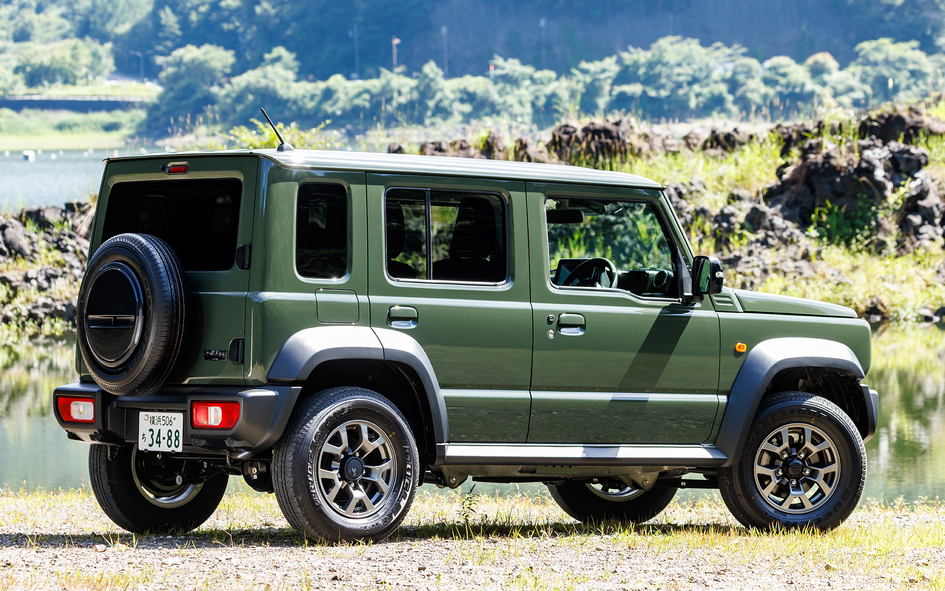 ジムニーノマドは「FC」のみのワングレード展開で、価格は5速MT車、4速ATともに292万6000円。「本格的な悪路走破性を持つ5ドアコンパクトクロカン4×4」をコンセプトに、悪路走破性を維持しつつ、リアドアの採用やホイールベースの延長などにより、後席の居住性・快適性を向上し、4人乗りを実現した。ボディサイズは3890×1645×1725mm（全長×全幅×全高）、ホイールベースは2590mm。車両重量は5速MT車が1200kg、4速AT車が1210kg
