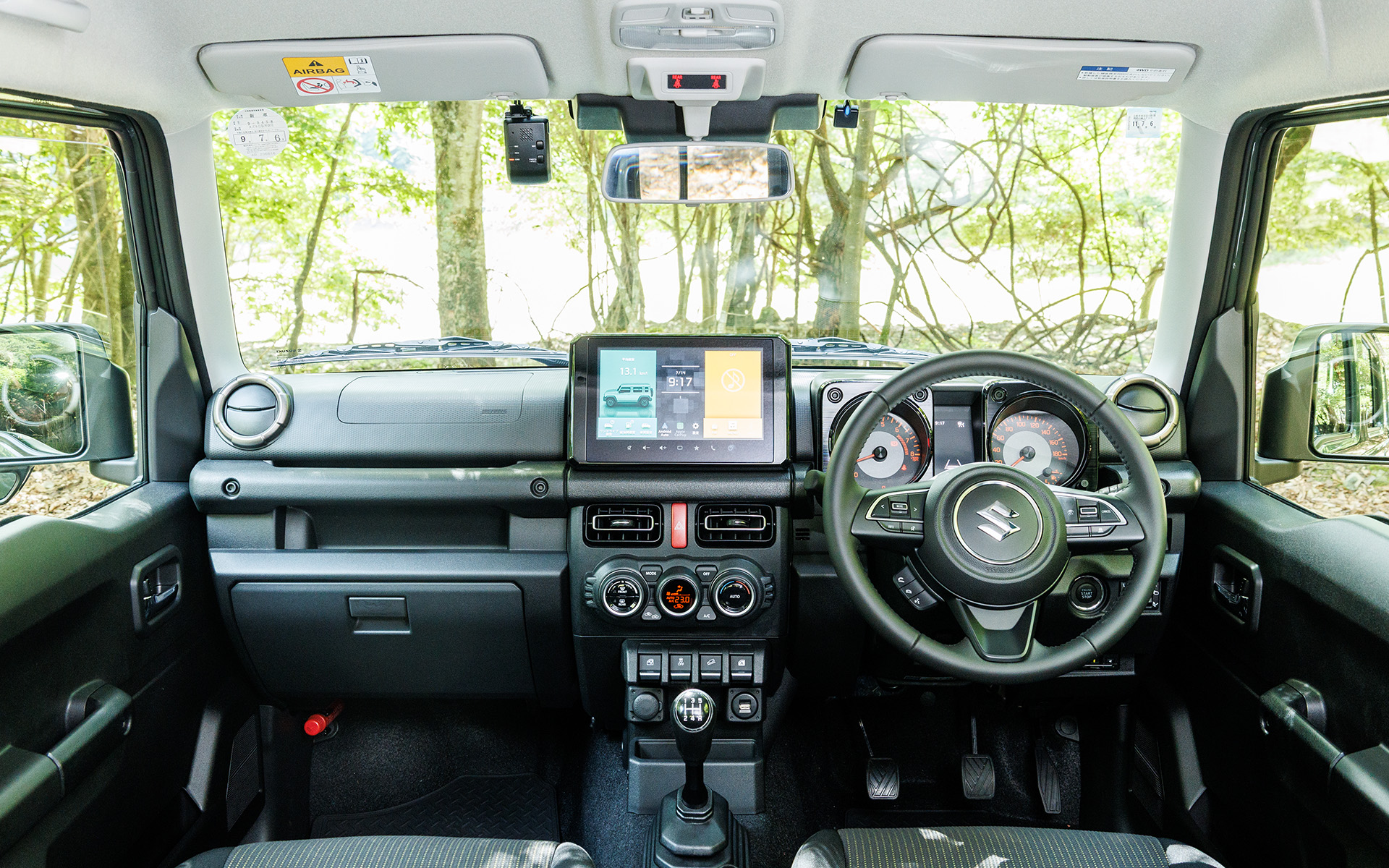 インテリアはジムニーシリーズの特徴となるオフロードなどでの運転のしやすさや操作性にこだわったデザインを継承