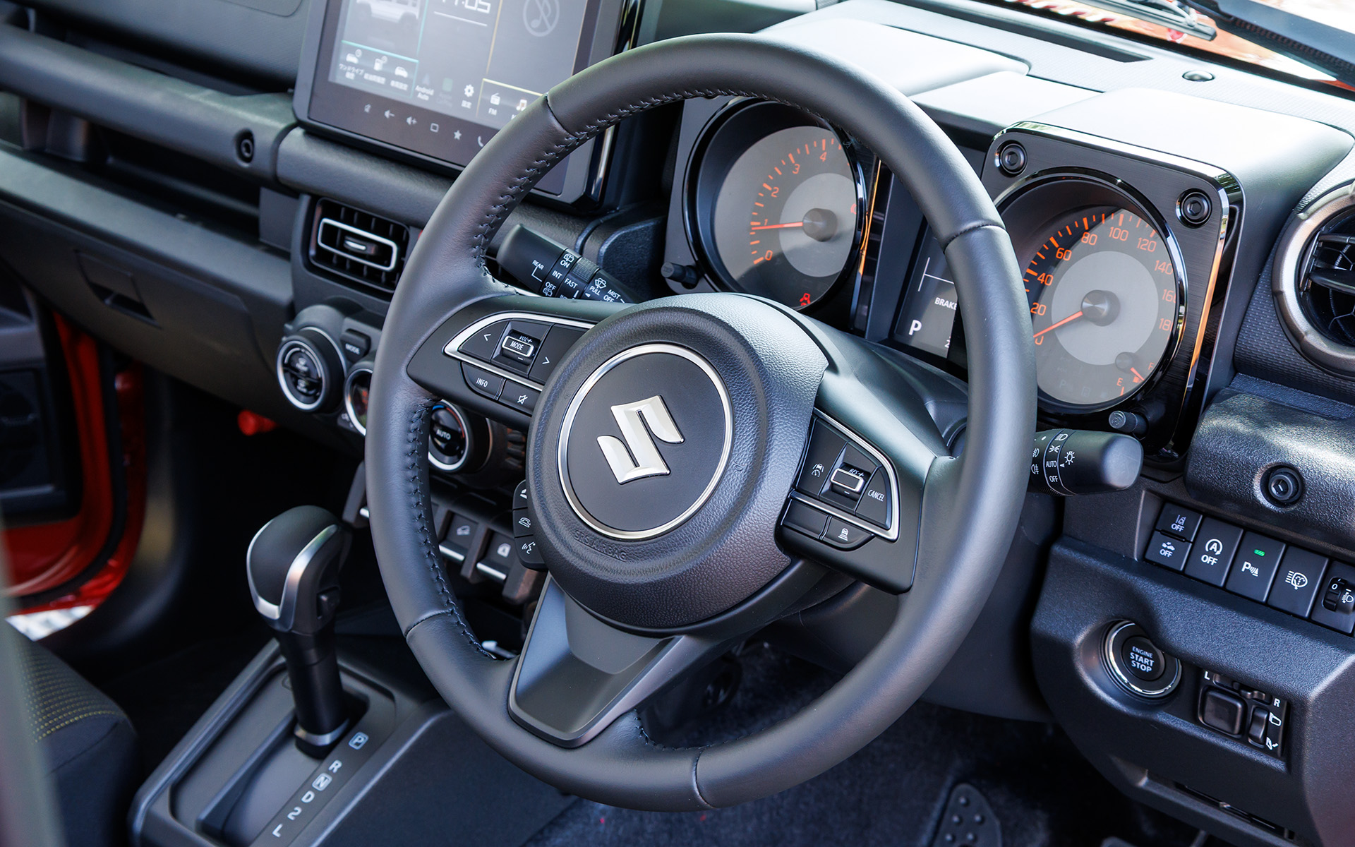 インテリアはジムニーシリーズの特徴となるオフロードなどでの運転のしやすさや操作性にこだわったデザインを継承