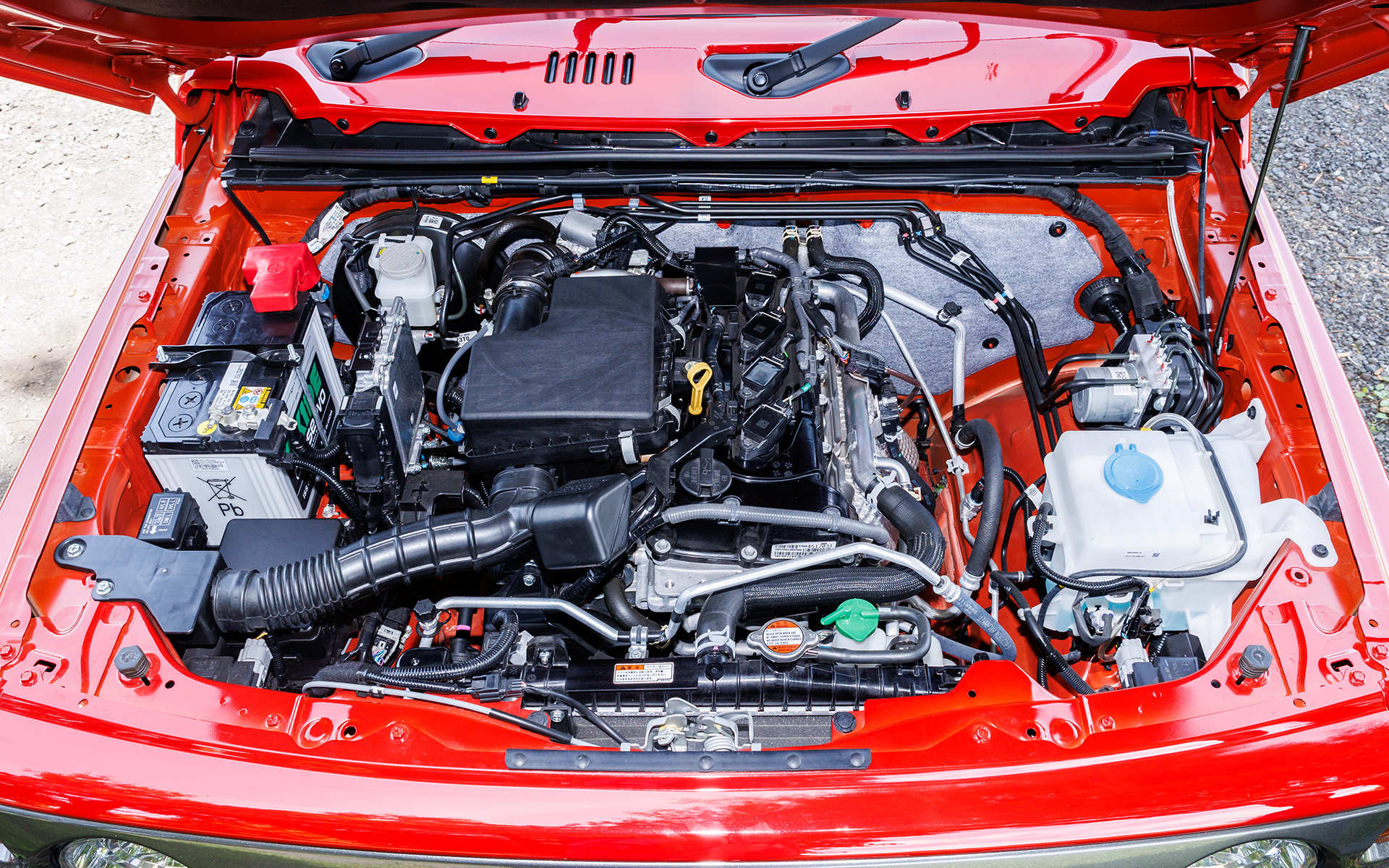 MT車、AT車ともに最高出力74kW（101PS）/6000rpm、最大トルク130Nm（13.3kgfm）/4000rpmを発生する直列4気筒DOHC 1.5リッター「K15B」エンジンを搭載する