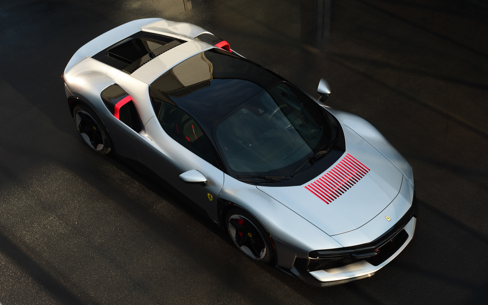 CZ26のボディカラーは専用シルバー色「Argento Veloce」と特別な赤「Rosso Lampante」の挿し色