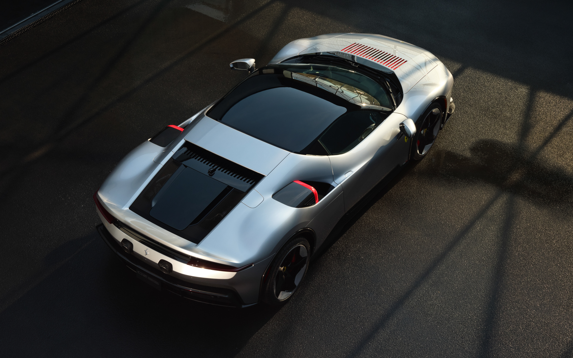 CZ26のボディカラーは専用シルバー色「Argento Veloce」と特別な赤「Rosso Lampante」の挿し色