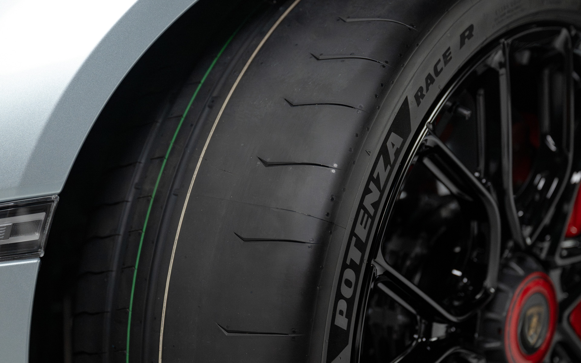 フロント20インチ、リア21インチのセンターロックホイールにはブリヂストンの専用セミスリックタイヤ「POTENZA RACE-R」が組み合わせられる