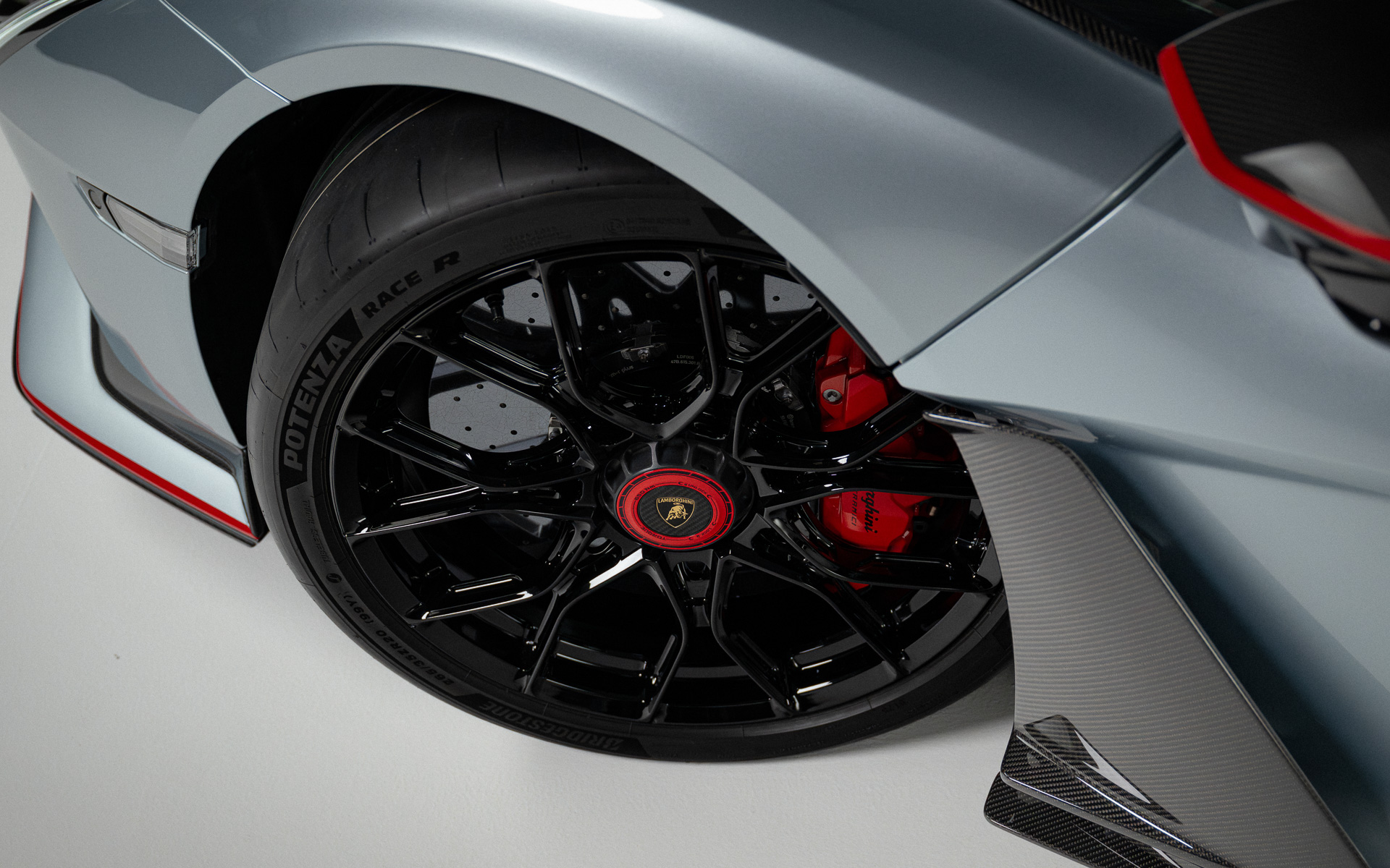 フロント20インチ、リア21インチのセンターロックホイールにはブリヂストンの専用セミスリックタイヤ「POTENZA RACE-R」が組み合わせられる