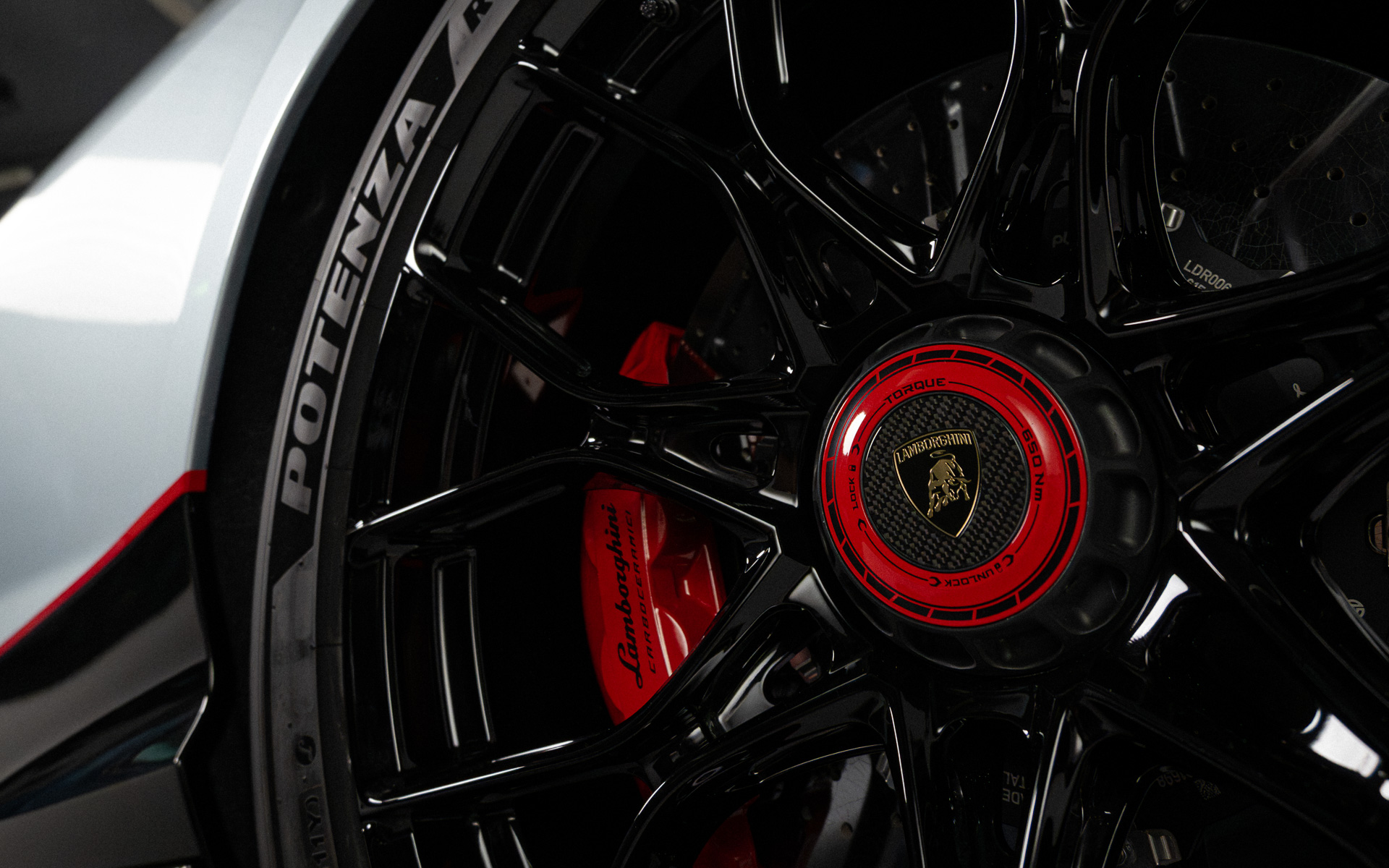 フロント20インチ、リア21インチのセンターロックホイールにはブリヂストンの専用セミスリックタイヤ「POTENZA RACE-R」が組み合わせられる