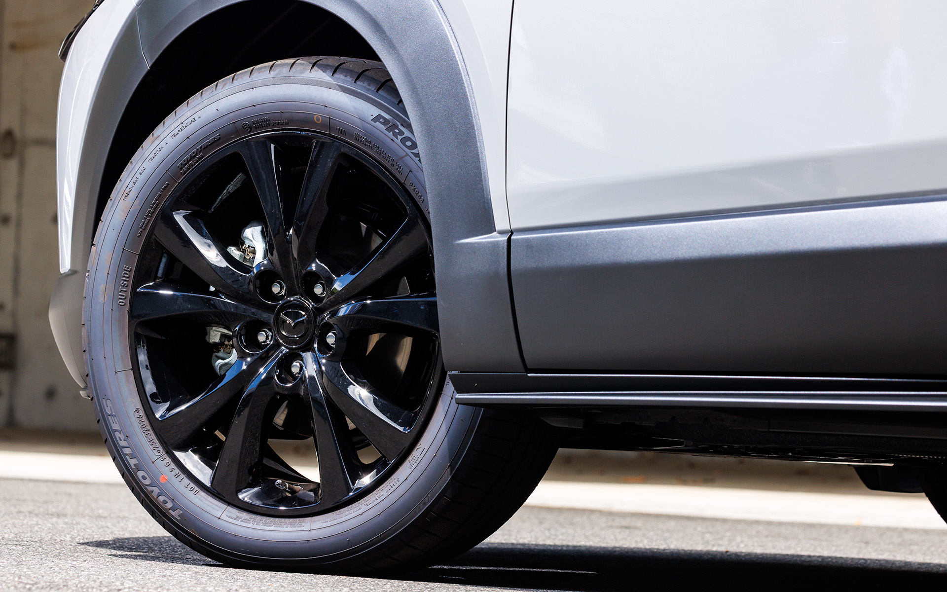撮影車両はトーヨータイヤの新車装着向けとなる「プロクセスR56」。タイヤサイズは215/55R18。標準装着となるアルミホイールはブラックメタリック塗装。センターキャップのシンボルもブラック