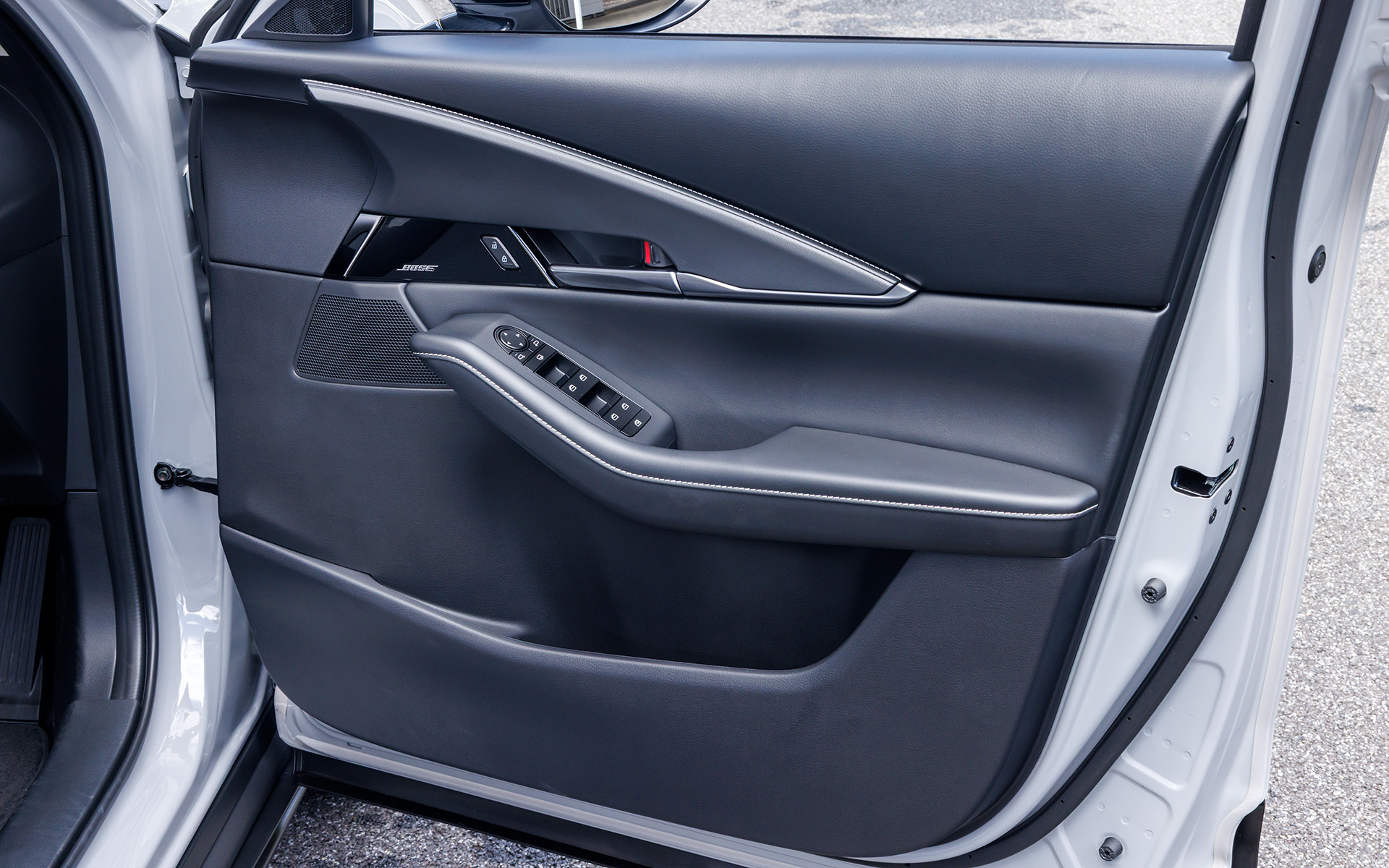 運転席ドアトリム。Boseサウンドシステムは25 Air Editionが標準、20 Air Editionはオプション