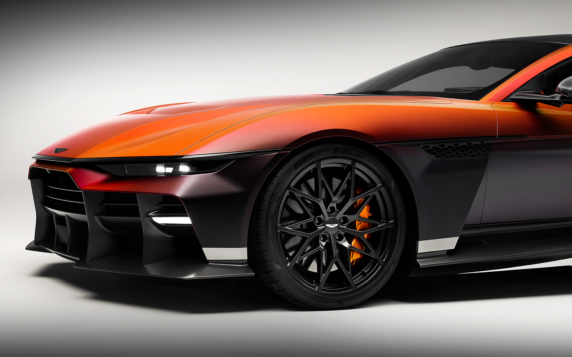 アストンマーティン新型「ヴァレン」