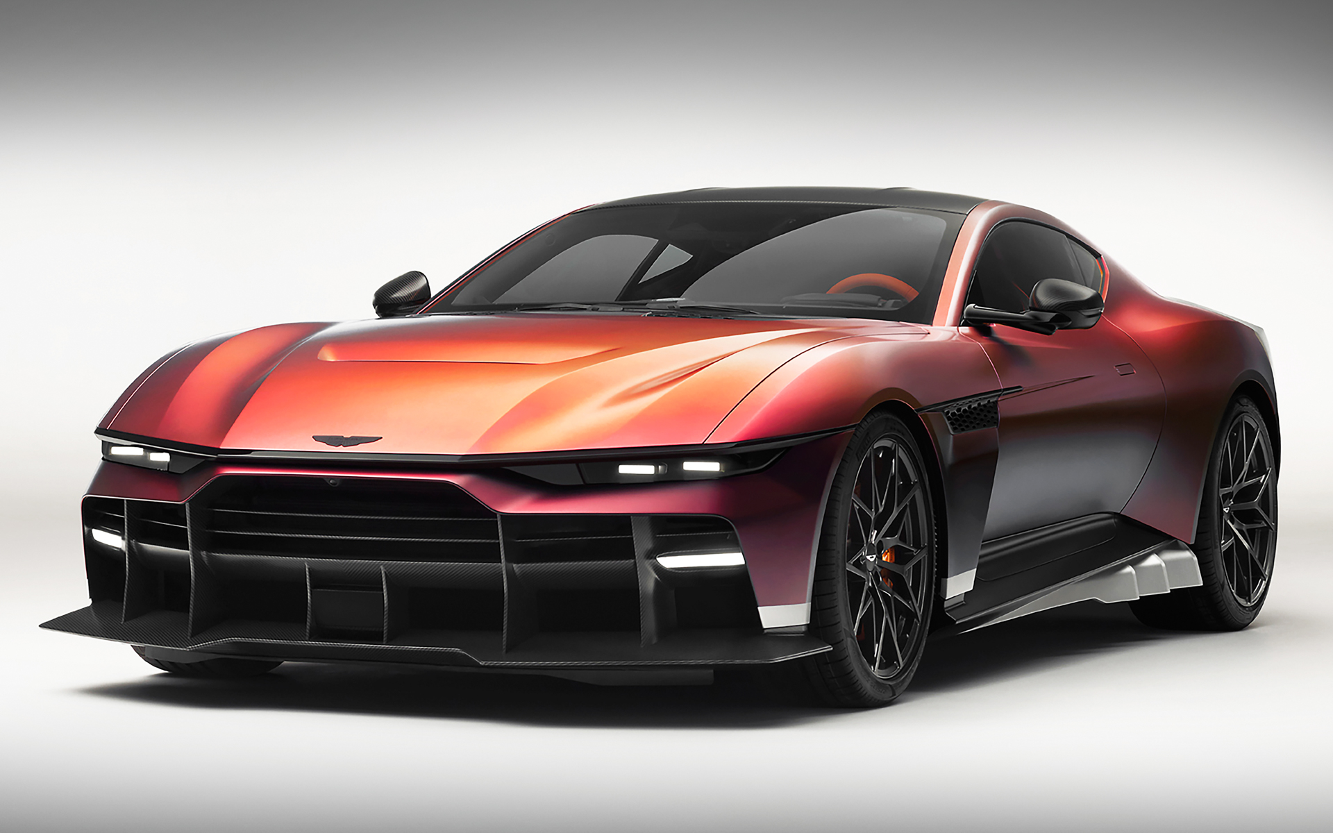 アストンマーティンが新型スーパーカー「ヴァレン」を発表した
