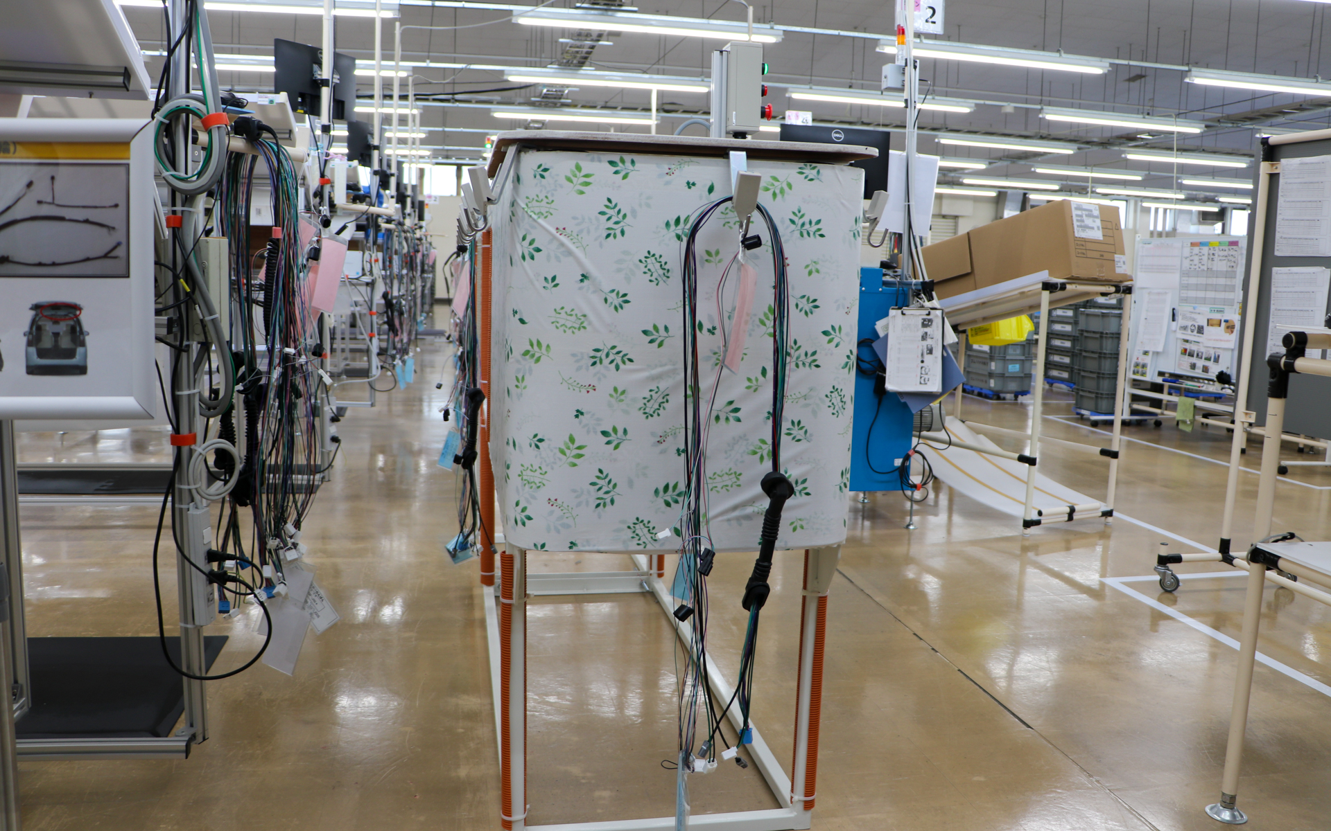 作業台は車いすでも作業しやすい高さにしてある。製造過程はより働きやすくするために従業員たちで意見を出しあい日々改善しているという