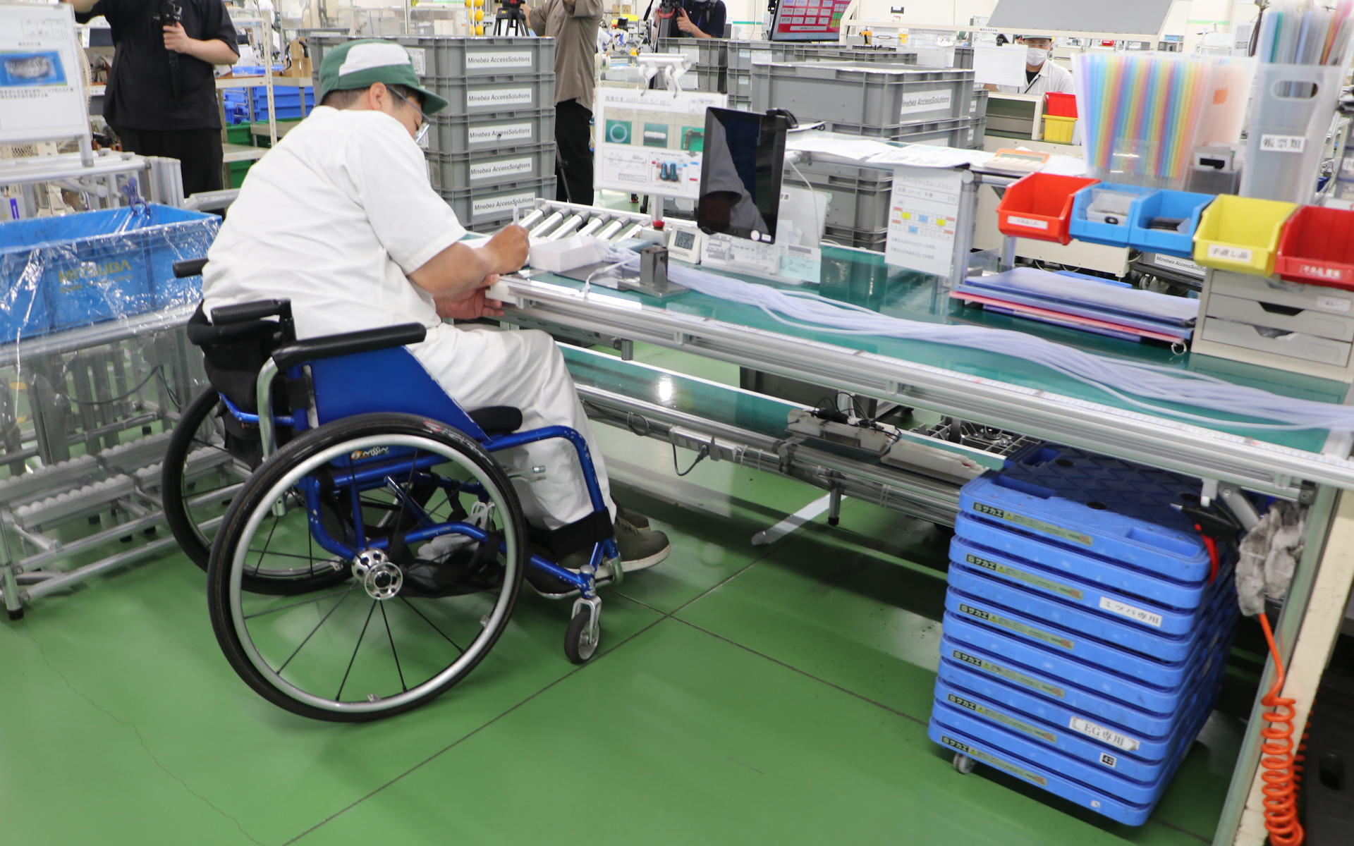 あらゆる場所で、できる限り少ない動きで完了できる工夫や、次の工程へ運ぶための最善策が講じられていた