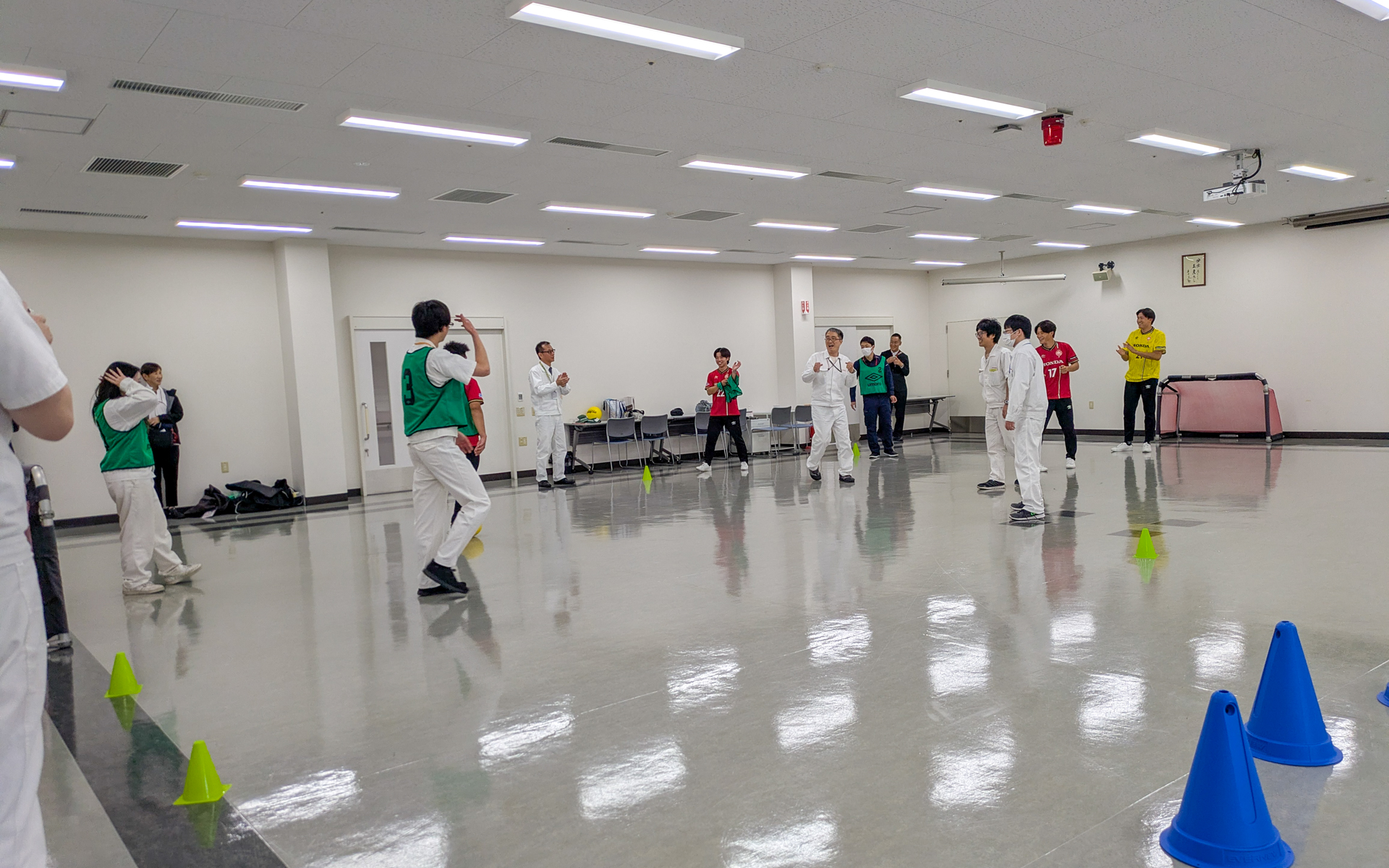 この日はHonda FCのサッカー選手たちも来訪、昼食後にはスポーツ交流を行ない一緒に汗を流していた