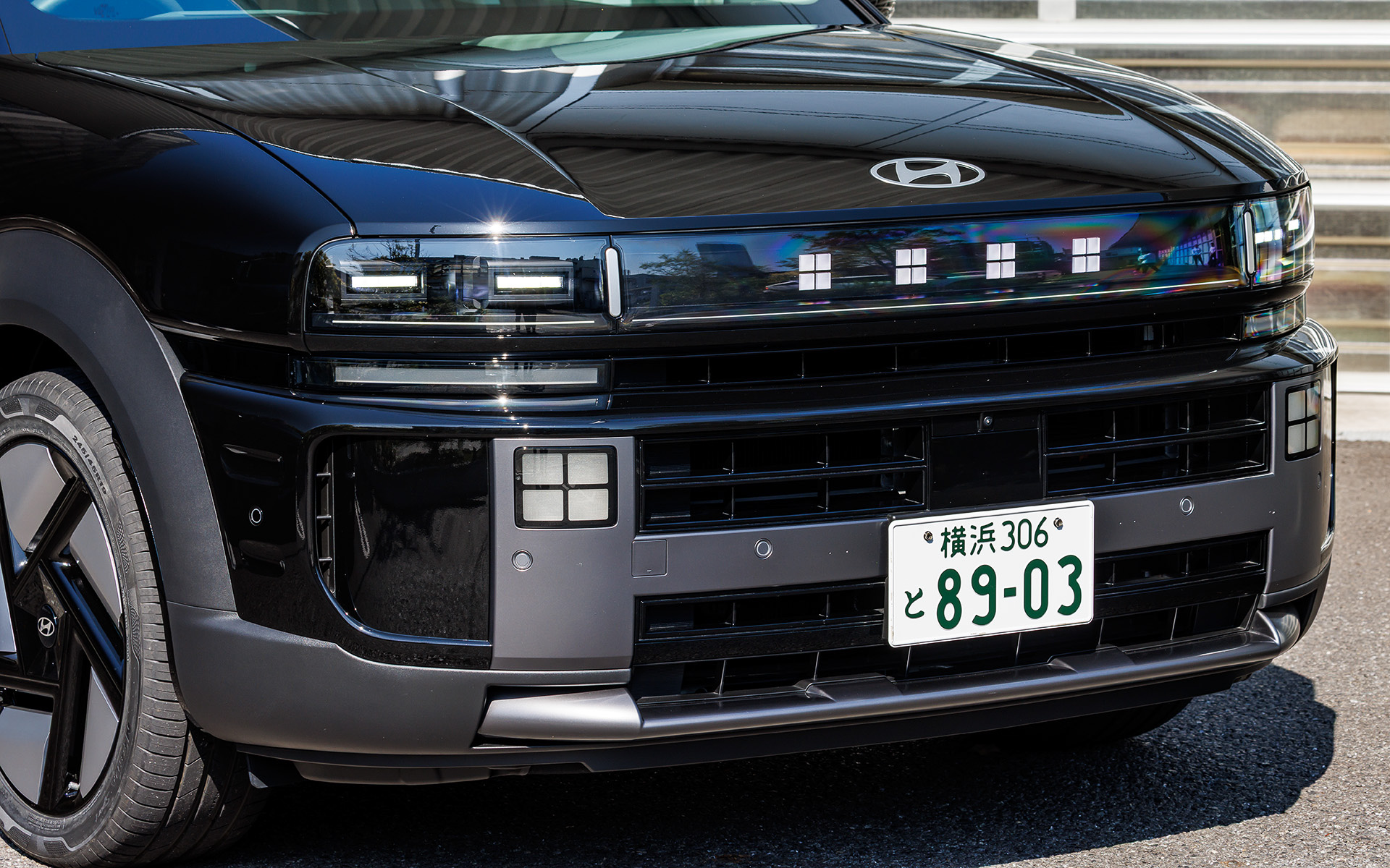 回生ブレーキには前方レーダーとナビゲーション情報から前走車との距離に応じて回生量を自動調整する「スマート回生システム」を採用。ストップ＆ゴーが頻繁に発生する日本の交通環境に合わせ、発進加速が自然で滑らかになるよう国内仕様専用のチューニングを実施。ペダル操作の負担を減らし、長時間の運転でもドライバーの疲労を軽減しつつ、最適化されたサスペンションセッティングと相まって高い直進安定性と快適な乗り心地を両立したという、試乗車のLoungeでは19インチが標準装備となり、タイヤはネクセン「N'FERA Sport」（245/45R19）をセット