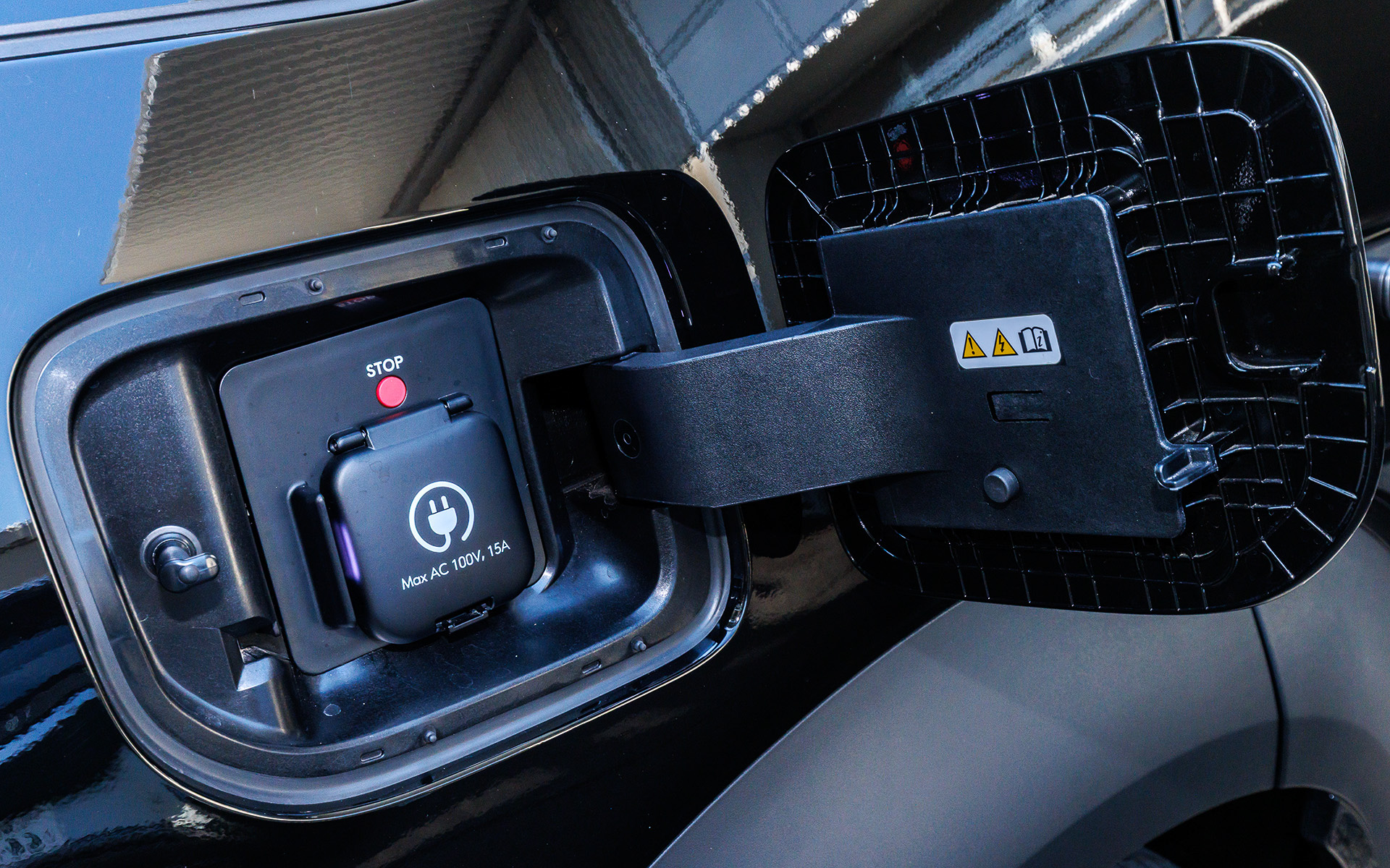 車内外で最大1500Wの電力供給が可能なV2L（Vehicle-to-Load）機能を標準搭載し、アダプター不要で家電製品を利用可能なほか、日本の給電規格CHAdeMOにも対応し、外部給電器を用いた大容量給電やV2H機器への接続もできる