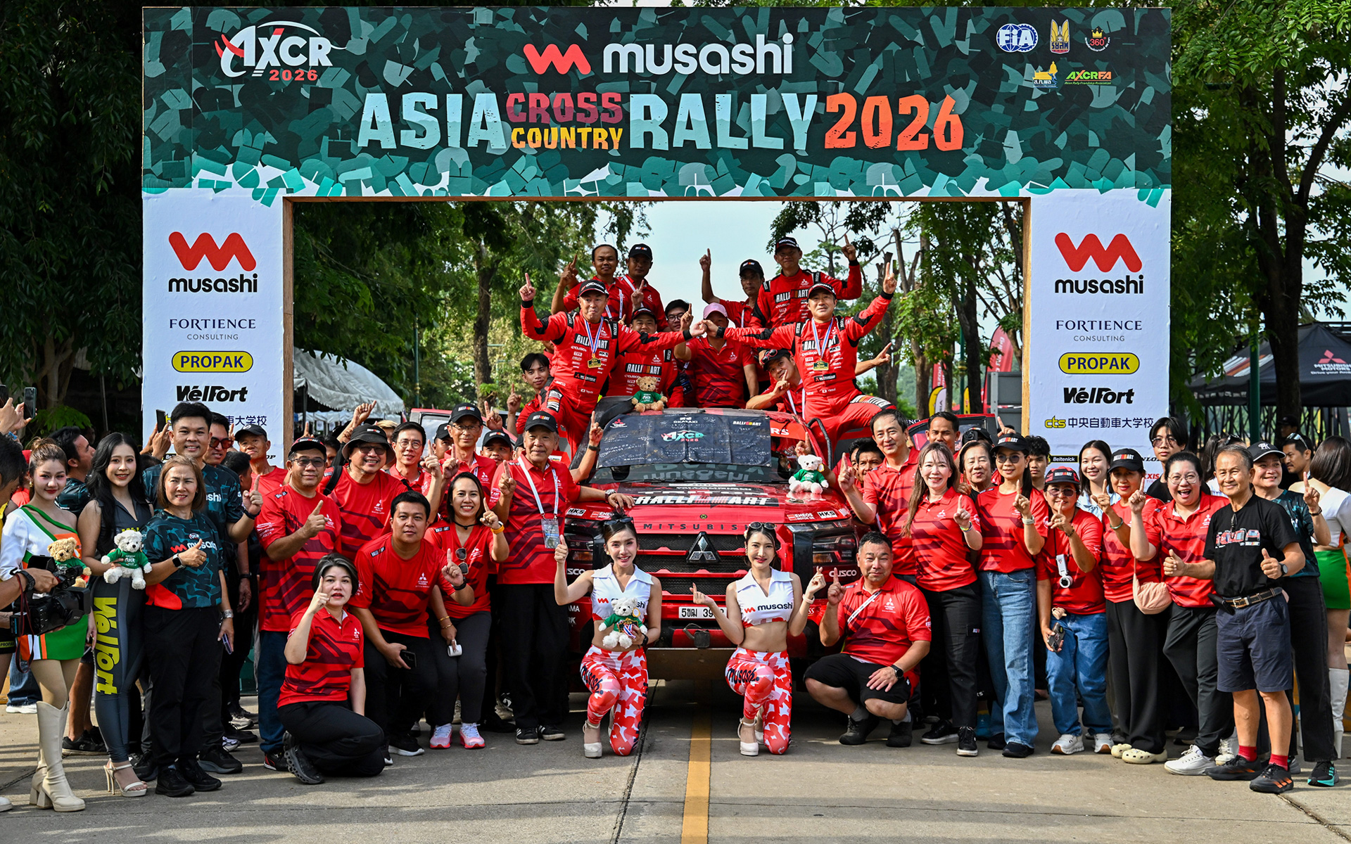 チーム三菱ラリーアートの「トライトン」がAXCR2026で2年連続の総合優勝を果たした