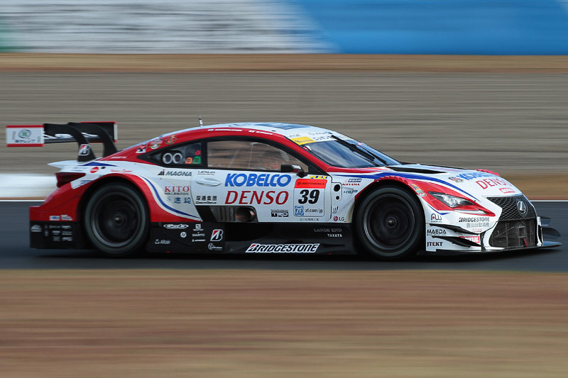 2016年にGT500でチャンピオンを獲得した39号車 DENSO KOBELCO SARD RC F（ヘイキ・コバライネン/平手晃平組）写真：奥川浩彦