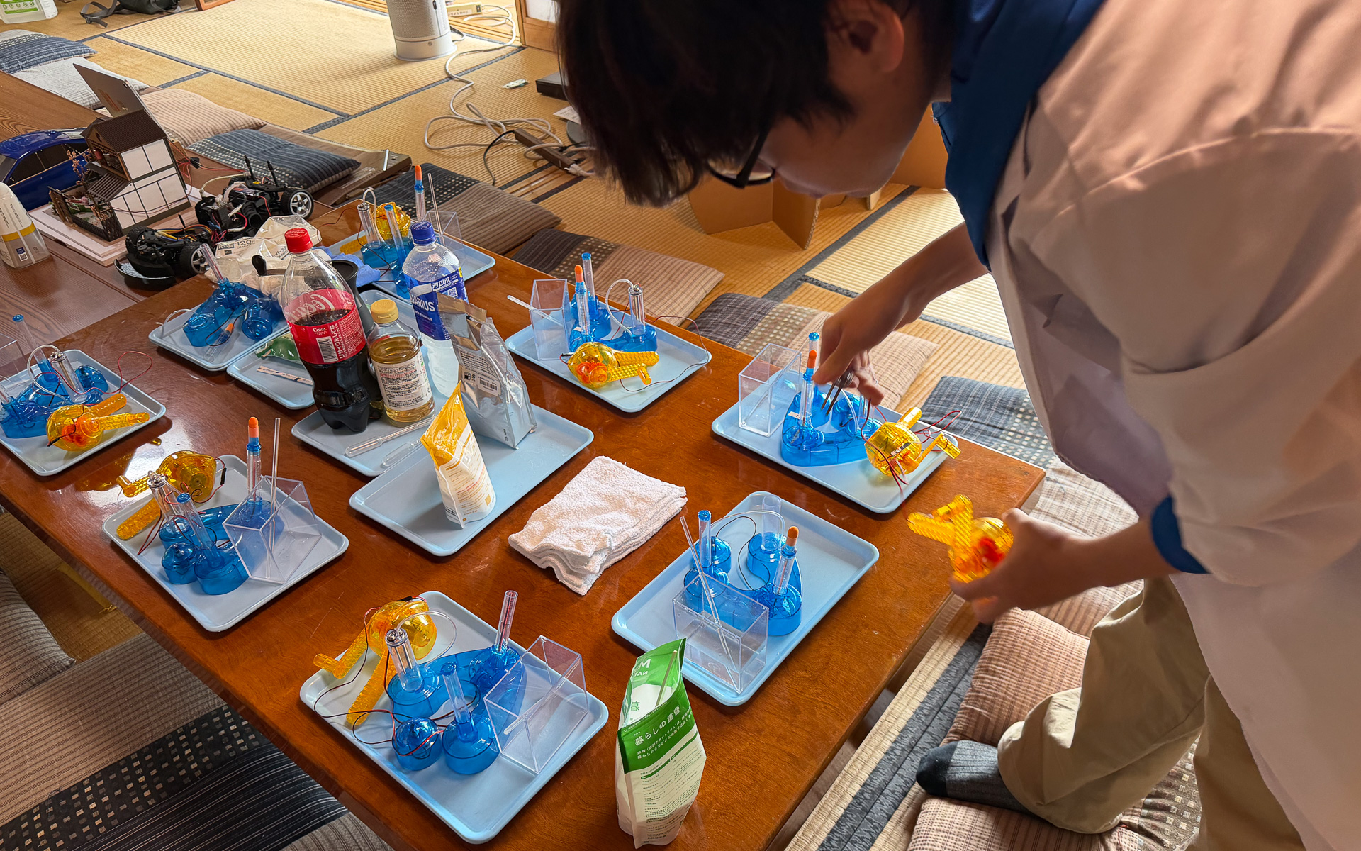 子供たちが来る前に水素エネルギーロケットキットを準備するとびchan.。液体素材として水だけでなく、水にまぜる重曹なども用意されていた